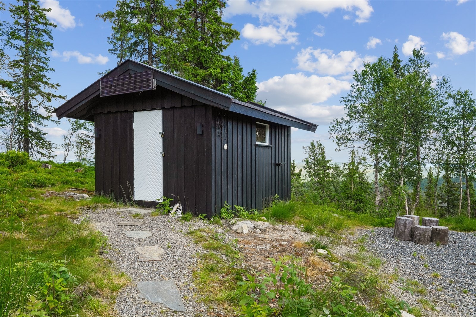På eiendommen er det også et uthus med bod og utedo. Galleribilde