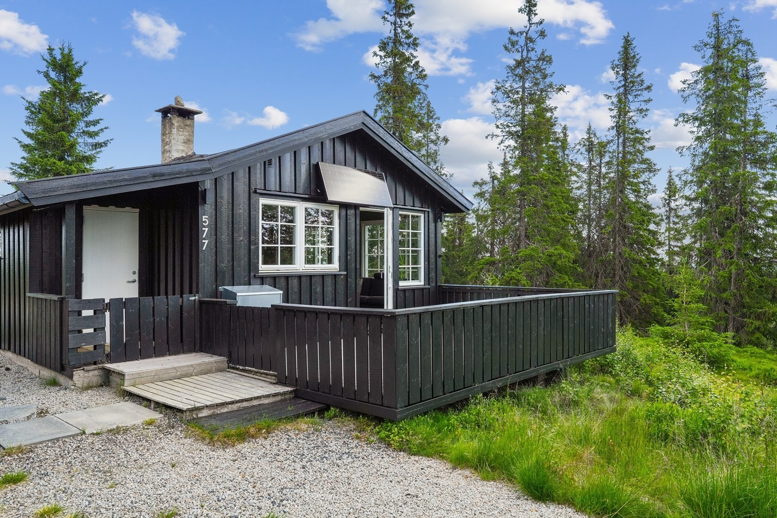 Hytta har helårsvei, solcelleanlegg fra 2018 og borehullsbrønn på tunet. - Vi ønsker velkommen på visning! Galleribilde