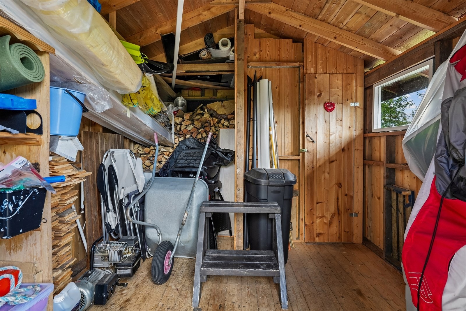 Her er det fin plass til ski og annet utstyr for aktive dager på fjellet. Galleribilde