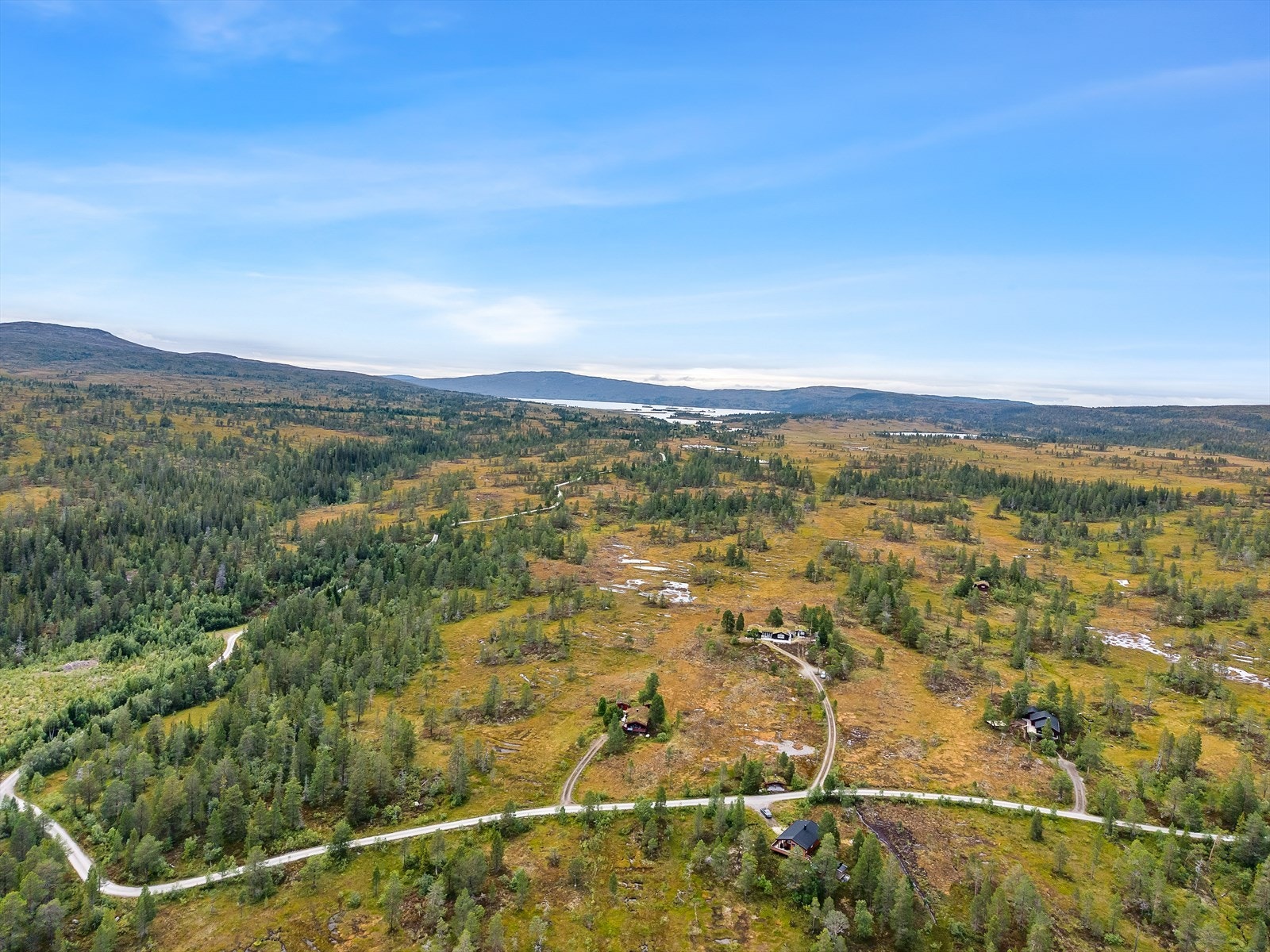Nærområdet legger til rette for aktive feriedager med jakt, fjellturer, skiløyper og fiskevann i vakker natur. Galleribilde