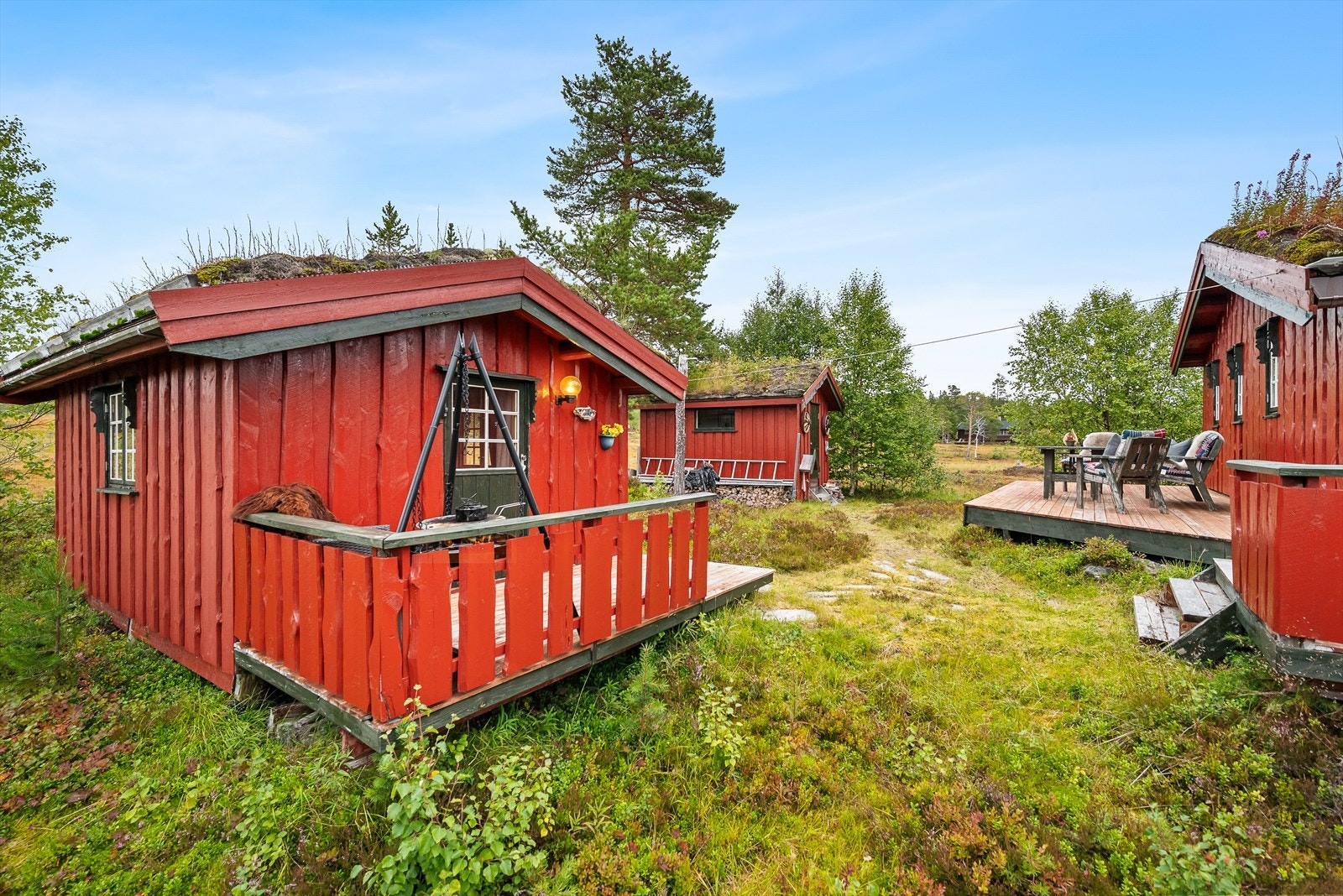 Videre byr eiendommen på et praktisk uthus på 8 kvm, med god oppbevaringsplass og utedo. Galleribilde