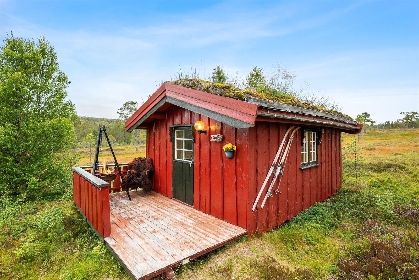 I tillegg til hytta byr eiendommen på et koselig anneks på ca. 15 kvm, som har egen terrasse ved inngangspartiet. Galleribilde