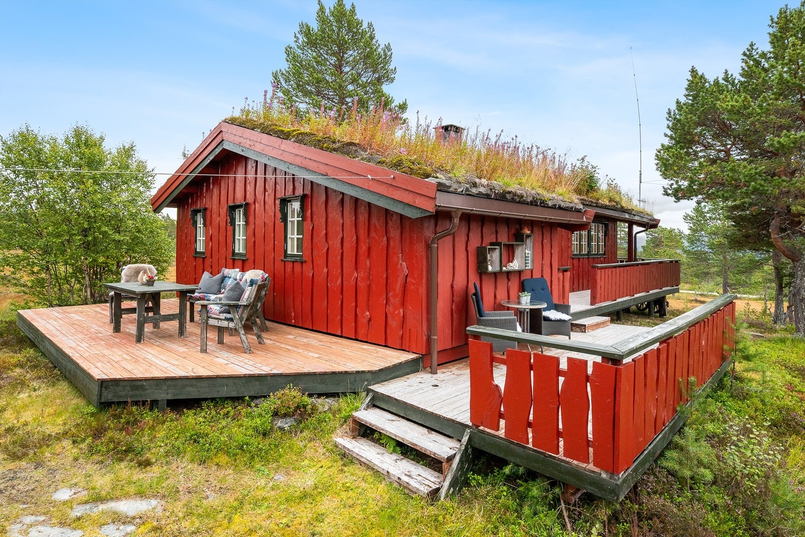 På 3 sider av hytta finner du en trivelig terrasse og en overbygd veranda, med et samlet areal på hele 64 kvm. Galleribilde