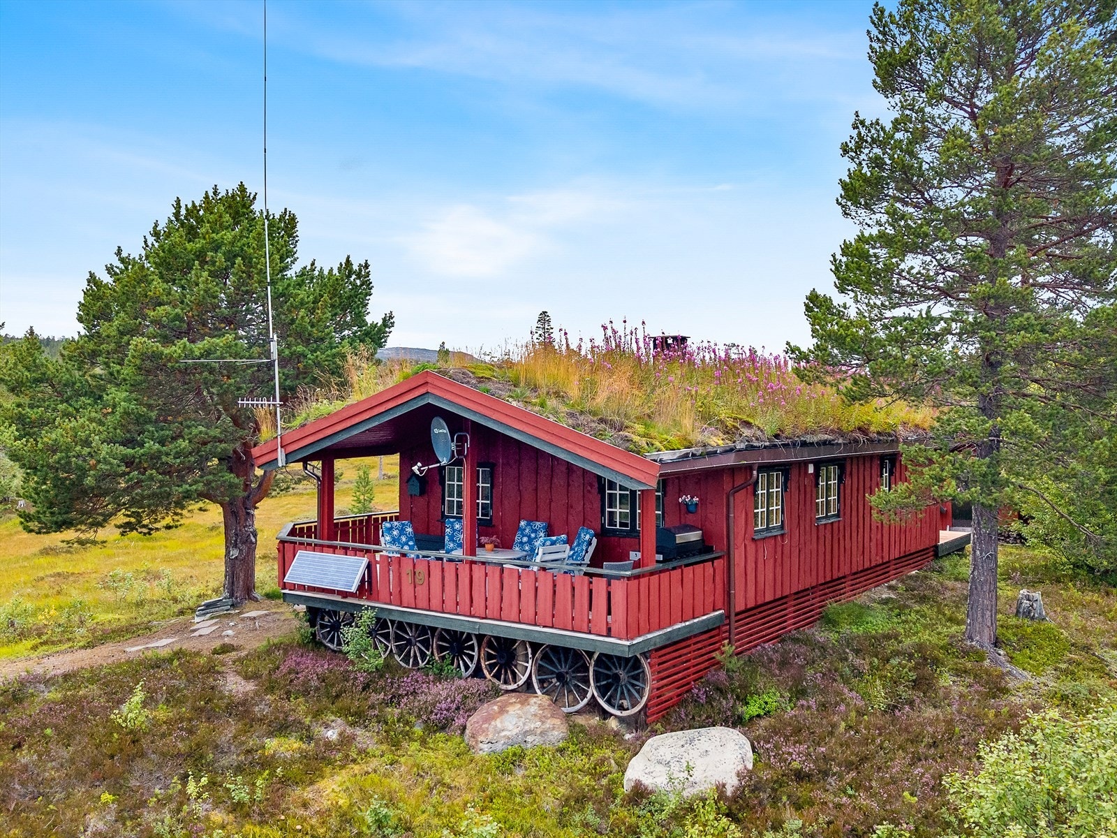 Hytta ligger usjenert til i fredfulle omgivelser; scenen er satt for feriemodus og påfyll av energi. Galleribilde