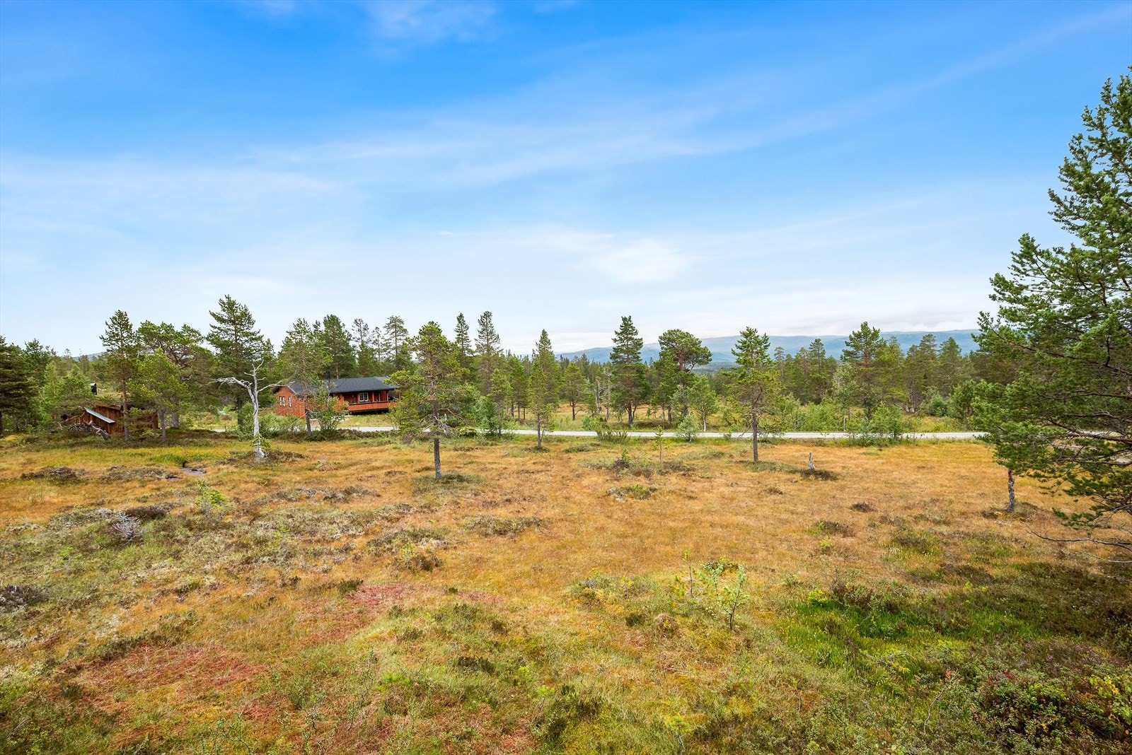 Kollektivtilbudet i området består av buss og tog. Nærmeste holdeplass er Almåsgård, som ligger ca. 6,9 kilometer unna. Singsås stasjon ligger i sentrum, ca. 16,8 kilometer fra hytta. Galleribilde