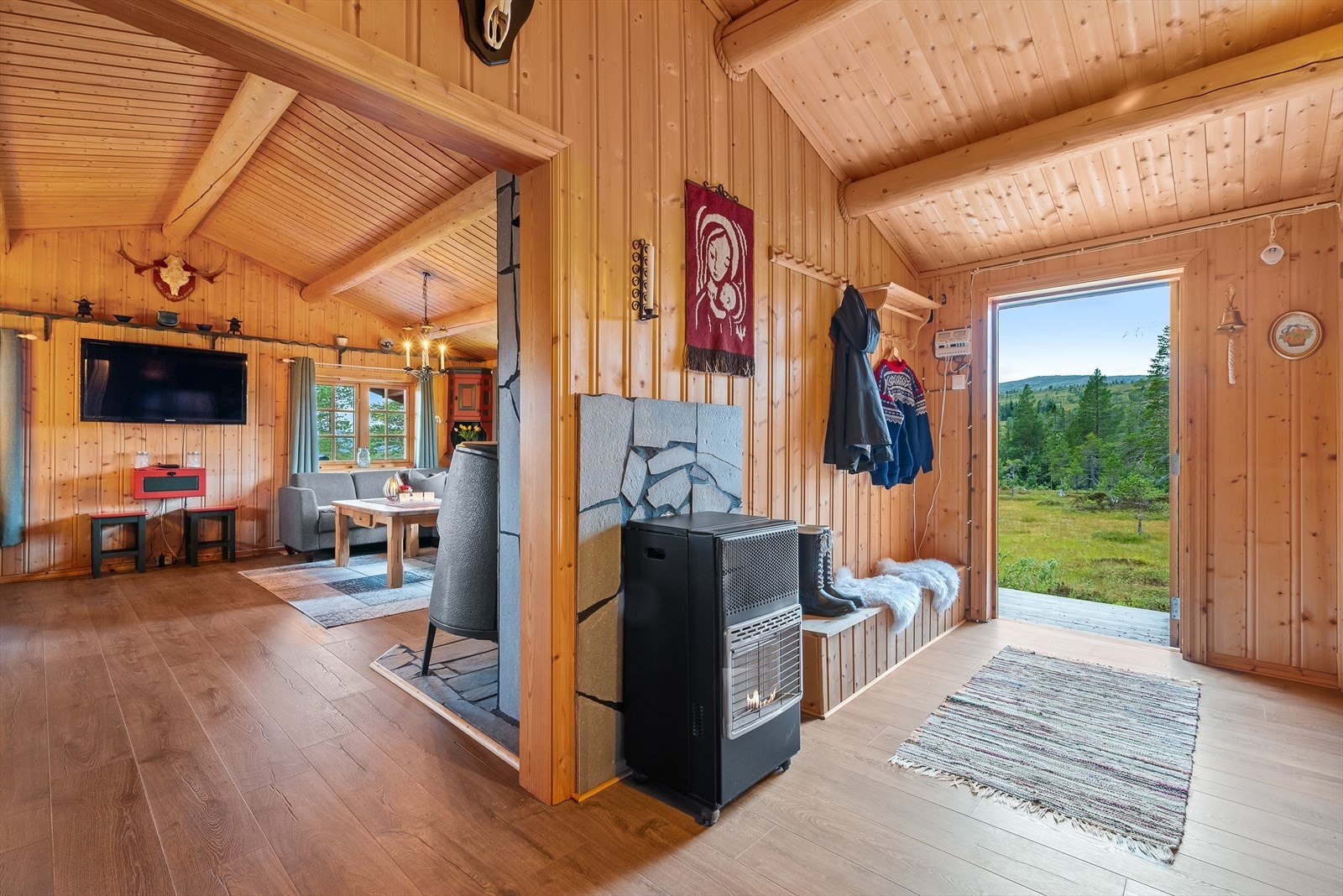 I entréen er det god plass til å sette fra seg skoene og henge fra seg yttertøyet. Fra entréen er det inngang til en praktisk bod på 4 kvm. Galleribilde