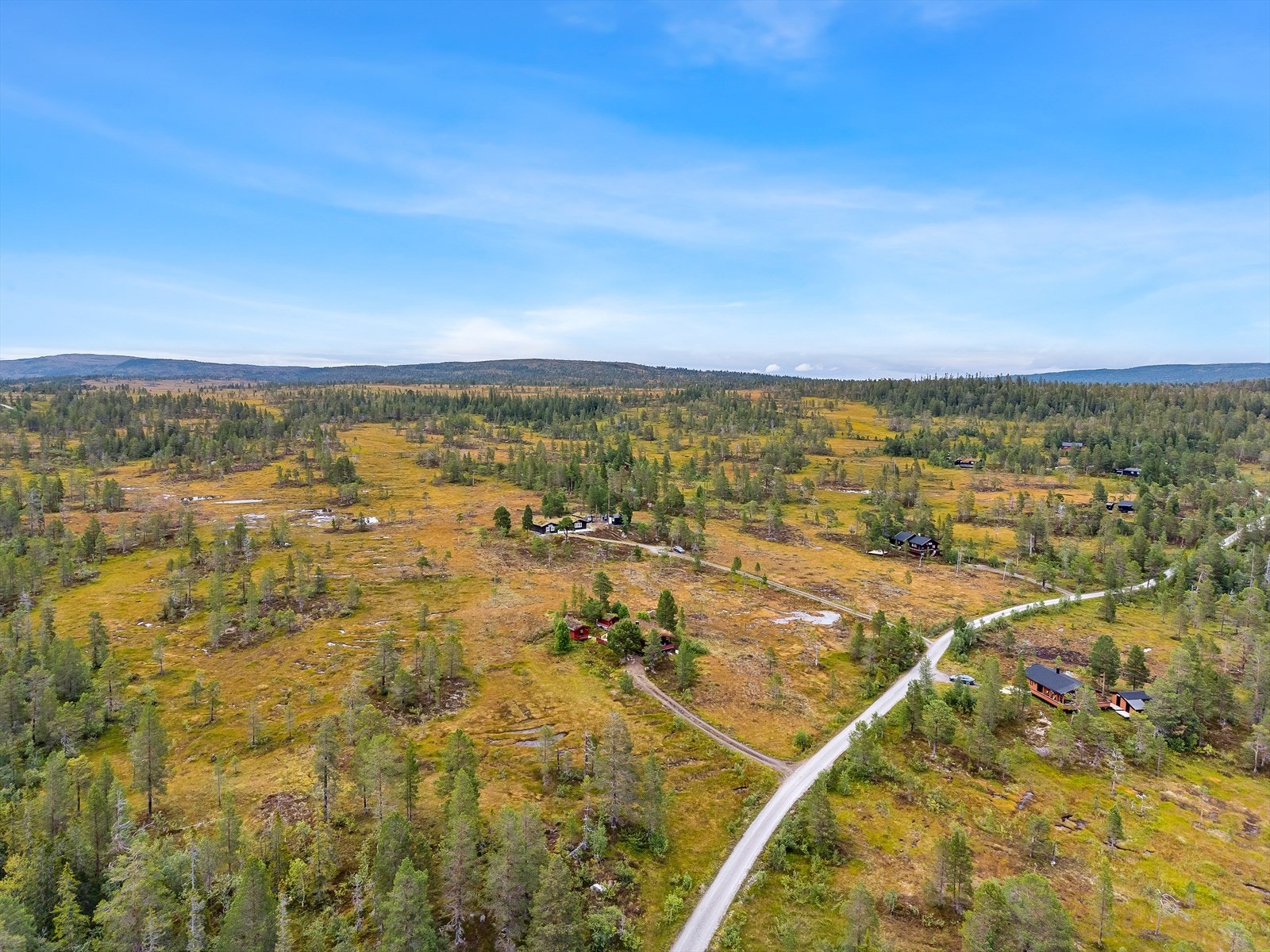 Hytta har en usjenert beliggenhet, på en skjermet naturtomt med lyng, gress og annen stedlig vegetasjon. Tomten, som er bebygd med hytta, et anneks på ca. 15 kvm og et uthus på ca. 8 kvm, rammes fint inn av diverse trær. Galleribilde