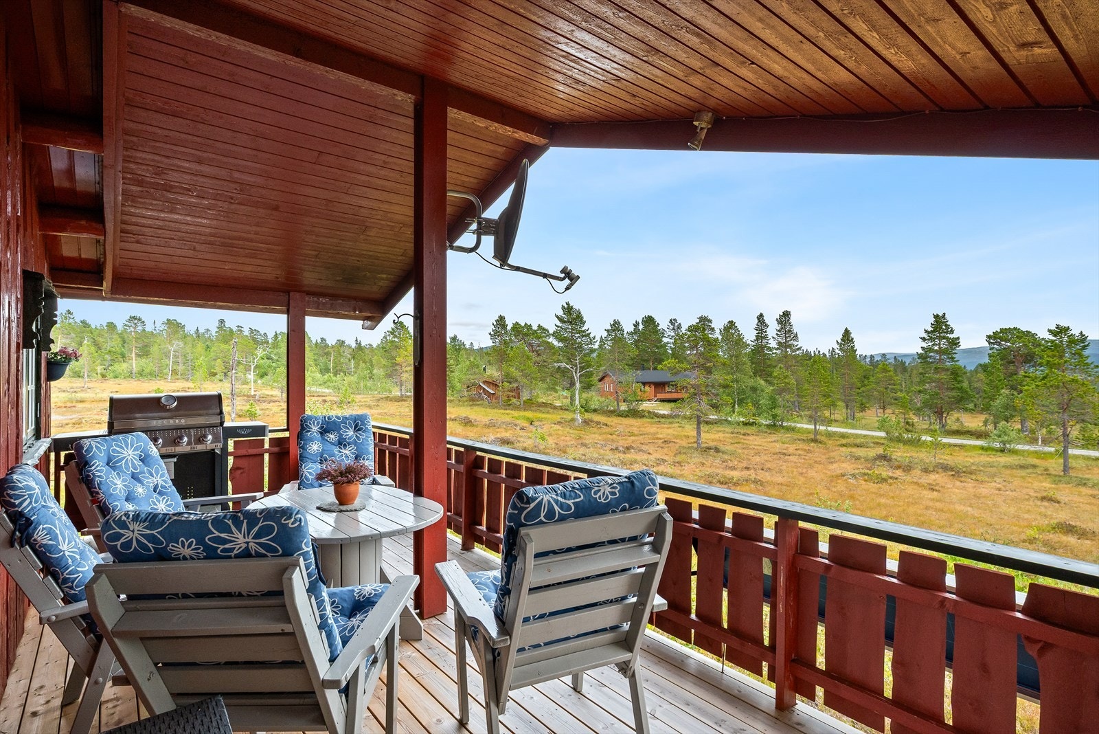 Terrassen/verandaen er hele 64 kvm og byr på rikelig med plass til en gjennomtenkt og hyggelig møblering i ulike soner. Galleribilde