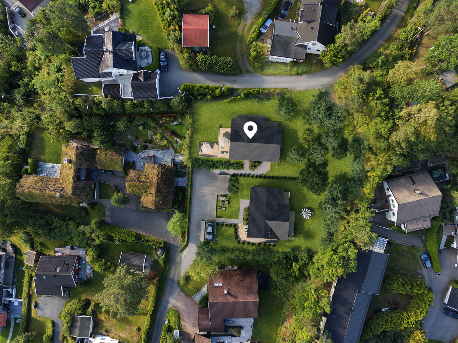 Terrengtilpasset arkitektur. Garasje og deler av boligen ligger under/inn i terreng Galleribilde