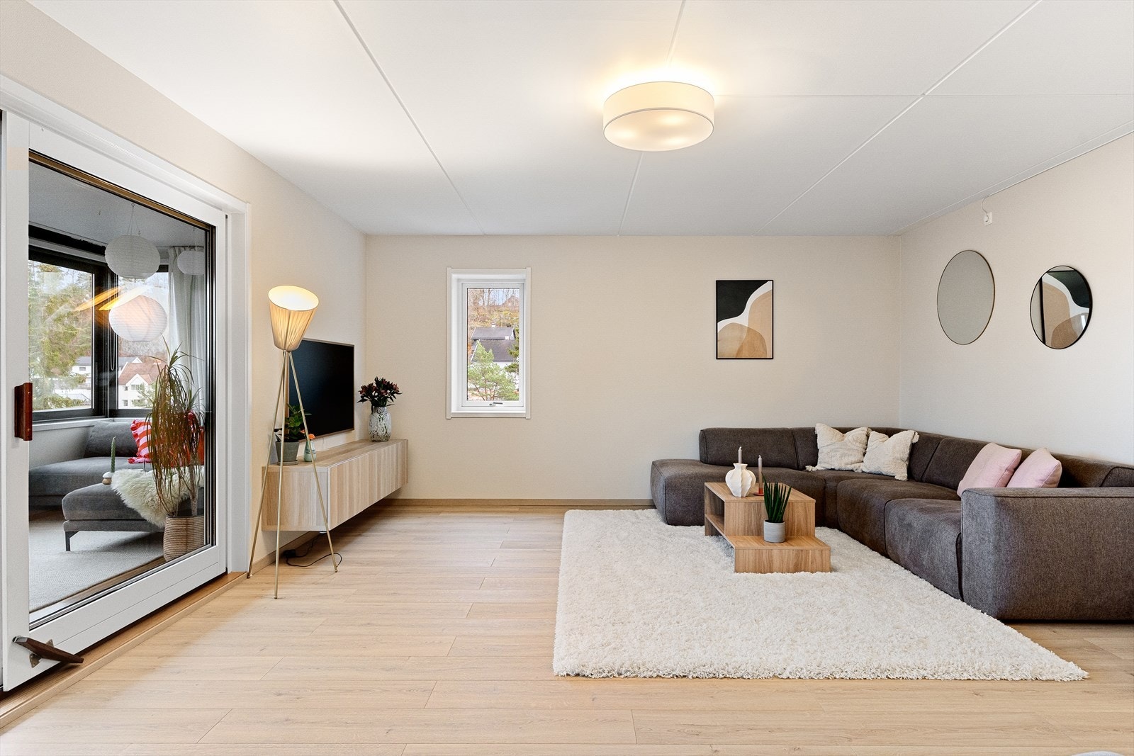 Planløsningen gir gode møbleringsmuligheter med plass til både sofagruppe, TV-benk og stort spisebord. Galleribilde