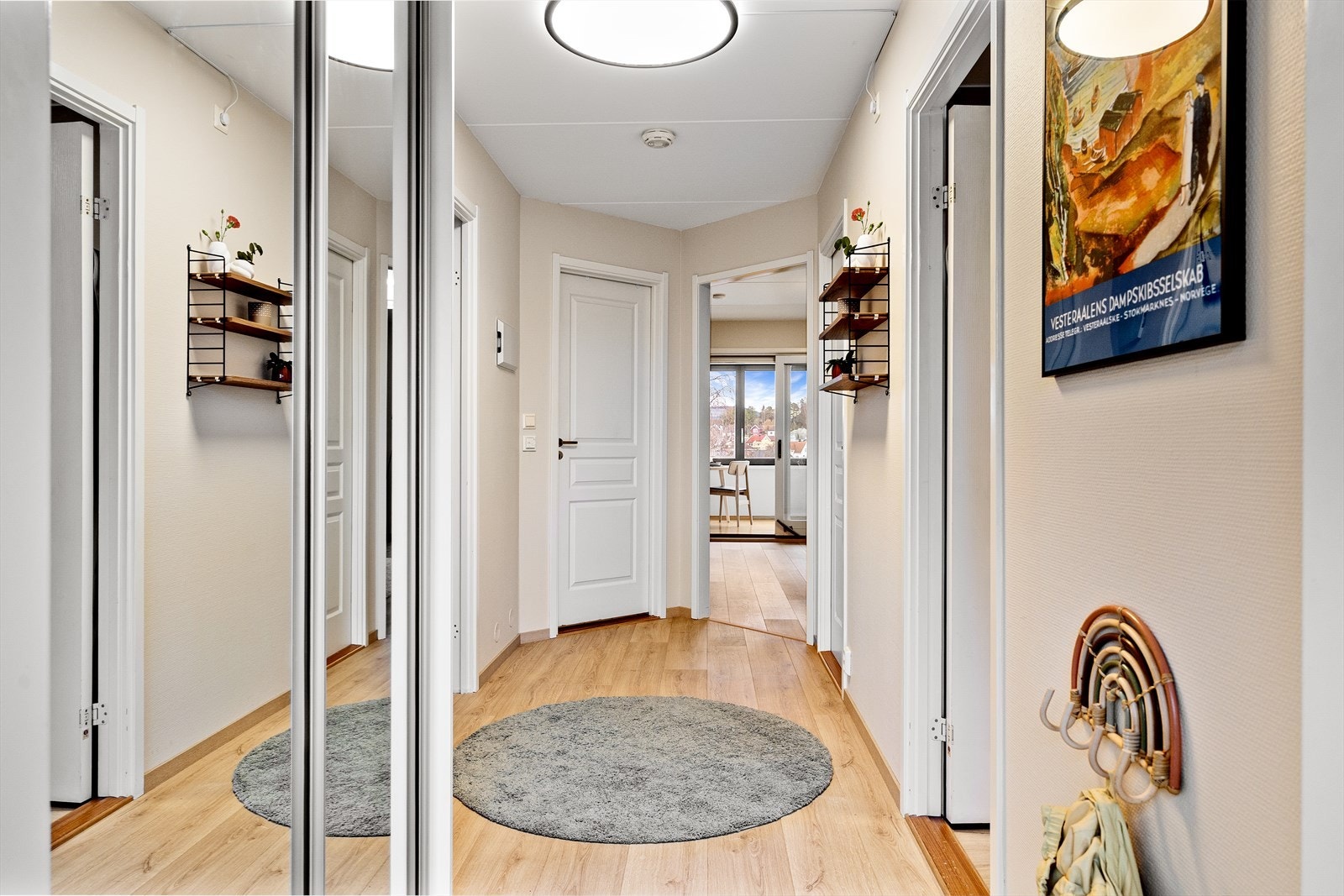 Velkommen inn! Leiligheten har en romslig og innbydende entré med god plass til oppbevaring. Galleribilde