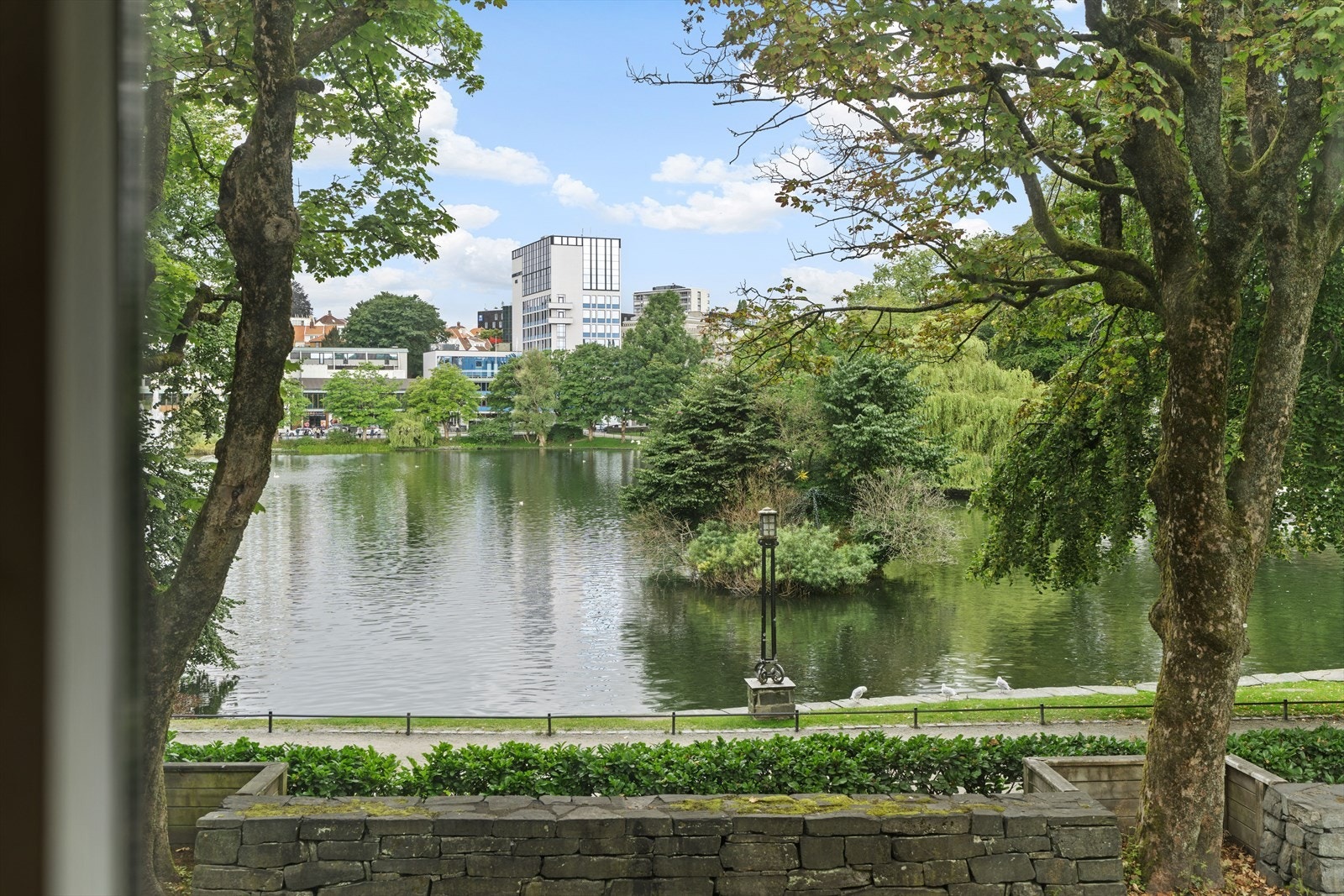 Nyt utsikten mot Byparken og bylivet fra egen stue. Galleribilde