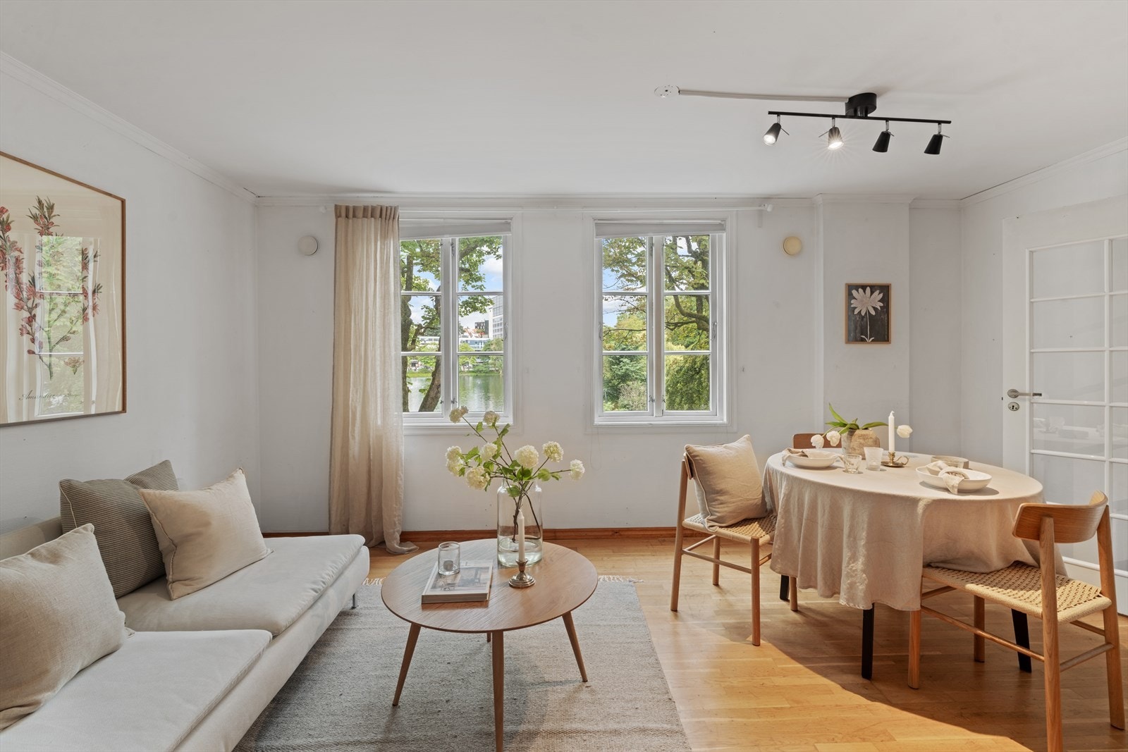Store vindusflater gir rikelig med naturlig lys og en flott utsikt. Galleribilde