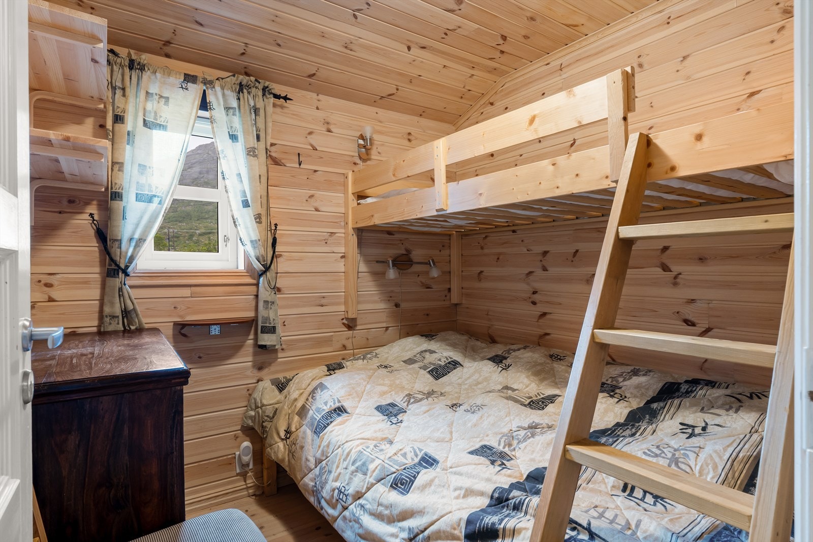Hytten har sengeplass for både store og små. Galleribilde