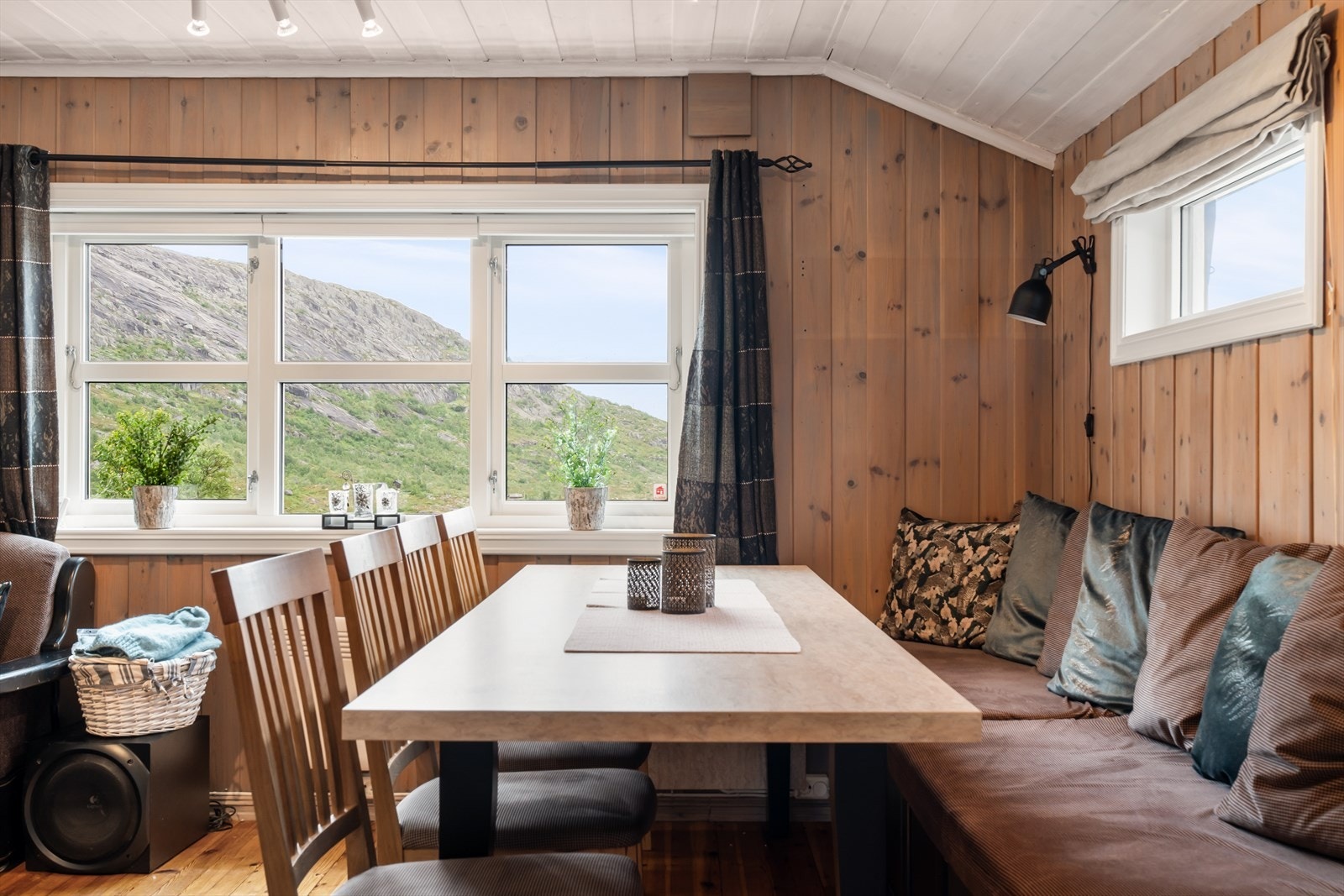 Måltider smaker bedre og atmosfæren trivligere med slike utsiktsomgivelser. Galleribilde