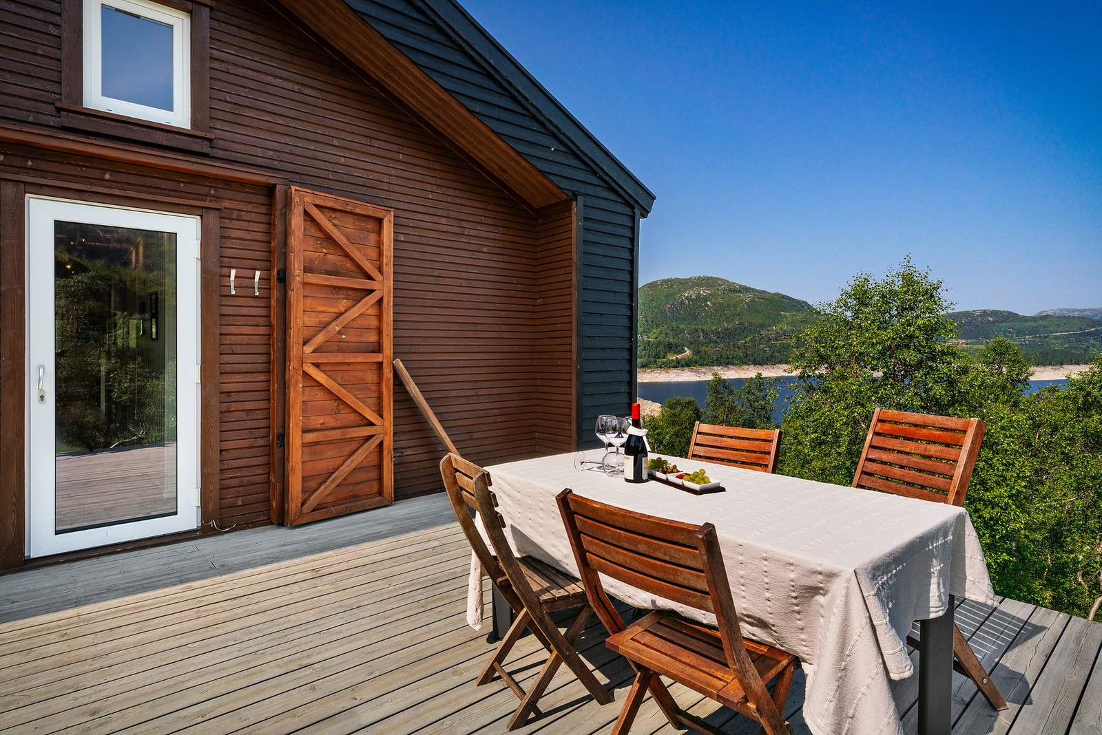 Fra alle hyttens terrasse områder sitter man usjenert til Galleribilde