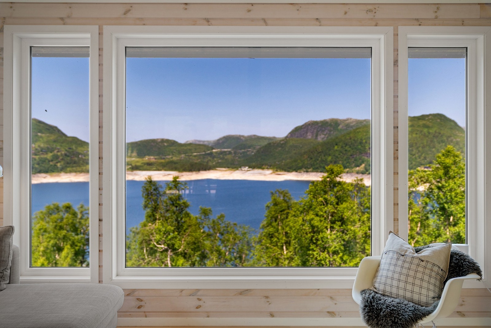 Her kan man nyte nydelig og usjenert utsikt over fjord og natur Galleribilde