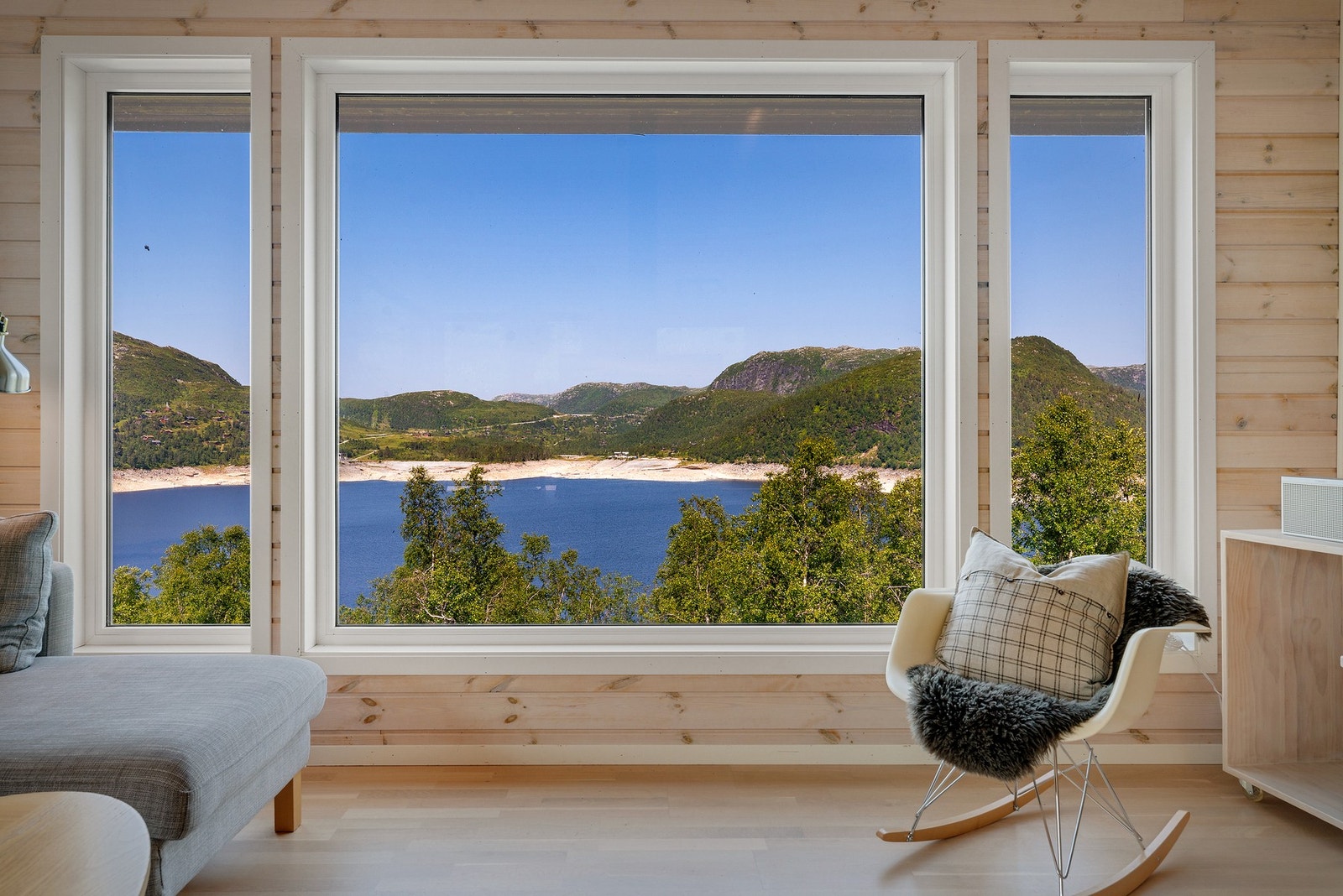 Sjarmerende hytte i maritime omgivelser i Masfjorden med naturskjønn beliggenhet og stor terrasse Galleribilde