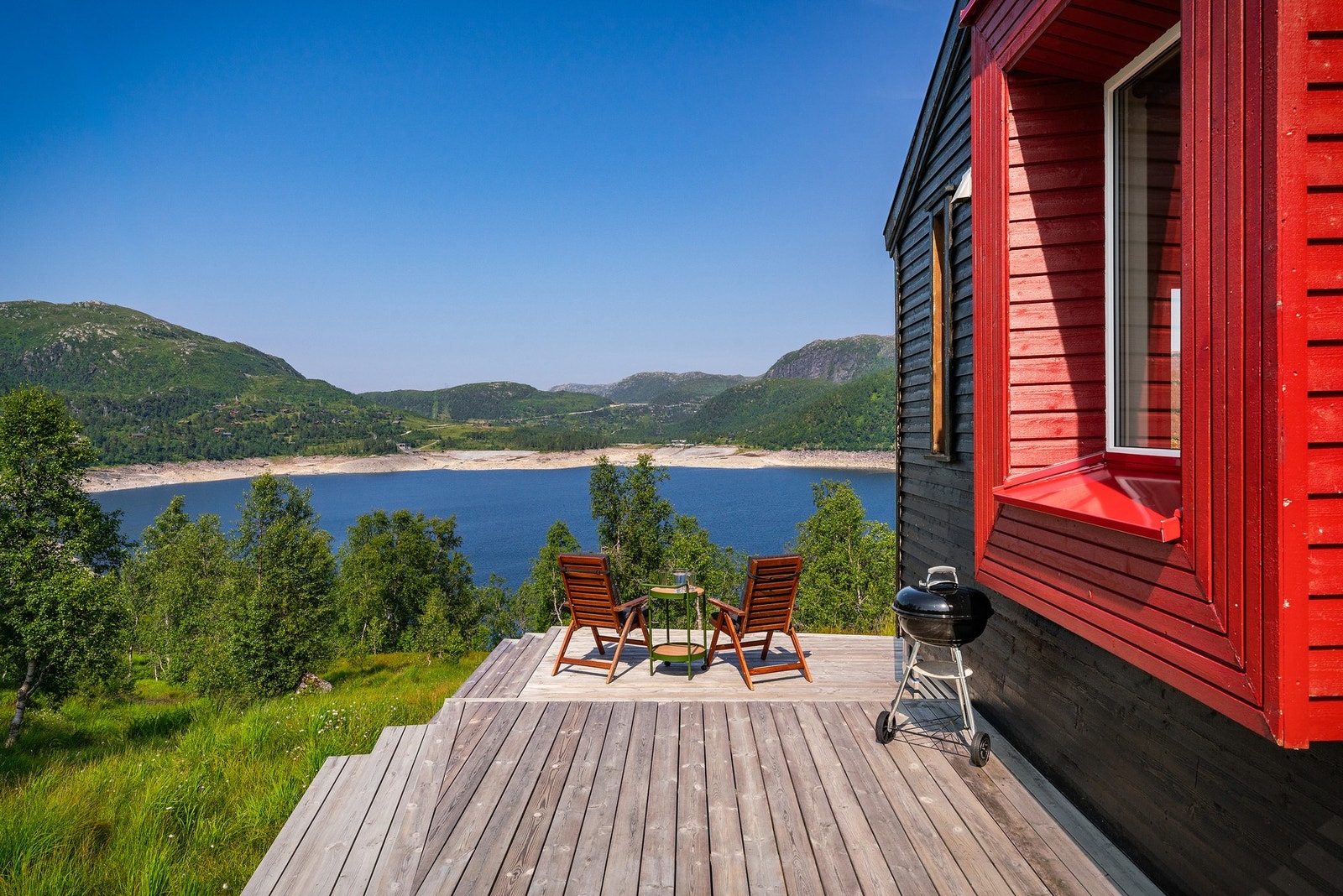 I tillegg til gode solforhold kan man nyte en upåklagelig utsikt over fjord og gjell Galleribilde