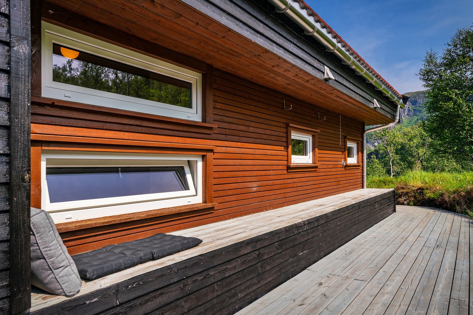 Terrassen byr på et hav av oppholdsarealer Galleribilde