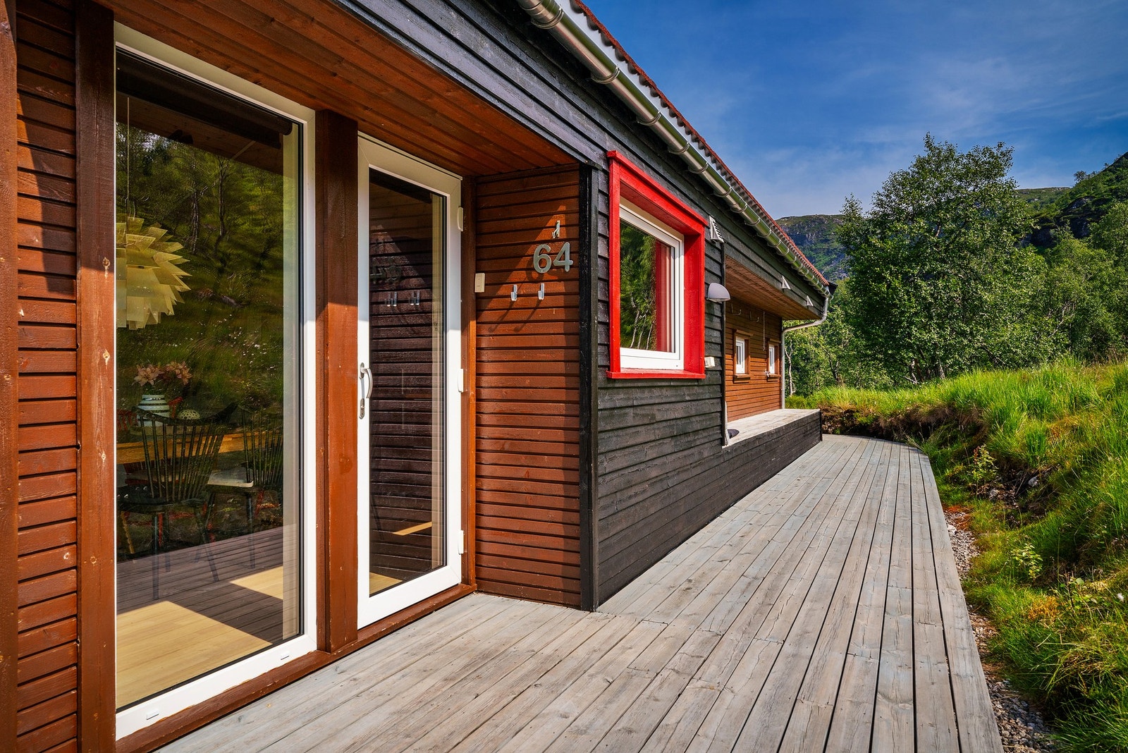 Fra stue/kjøkken og entré er det tilkomst til hyttens terrasse Galleribilde