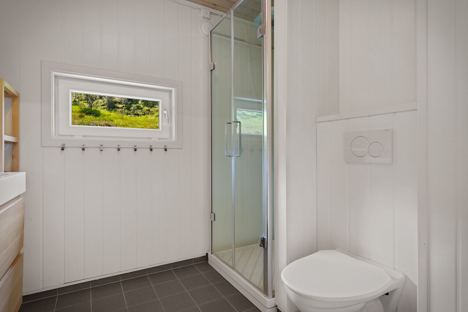 Badet har naturlig ventilasjon med luftespalte i dør Galleribilde