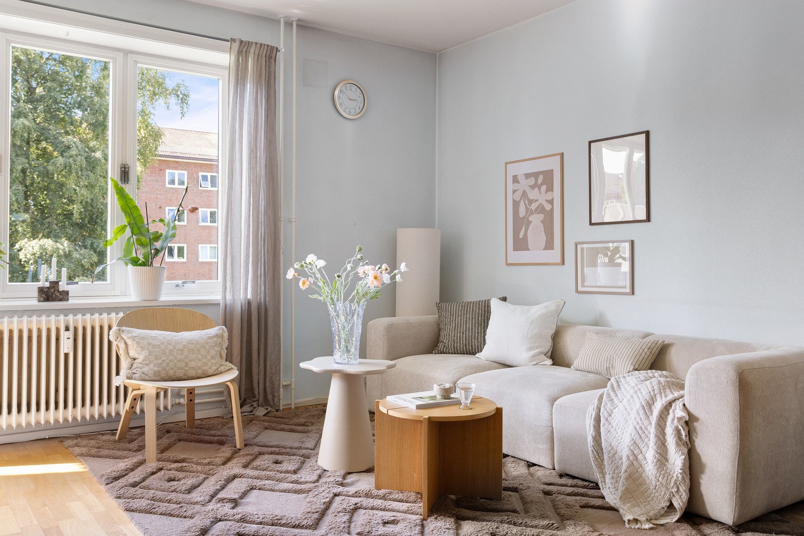 I stuen er det store vindusflater som slipper inn rikelig med naturlig lys. Galleribilde