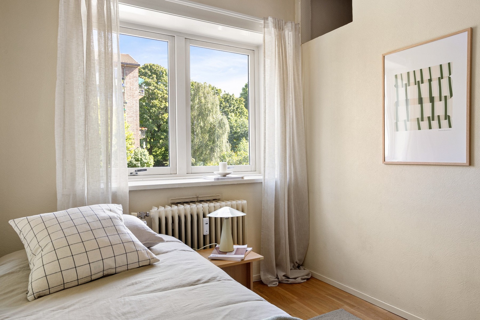 Her er det plass til seng, skrivebord og garderobeskap. Galleribilde