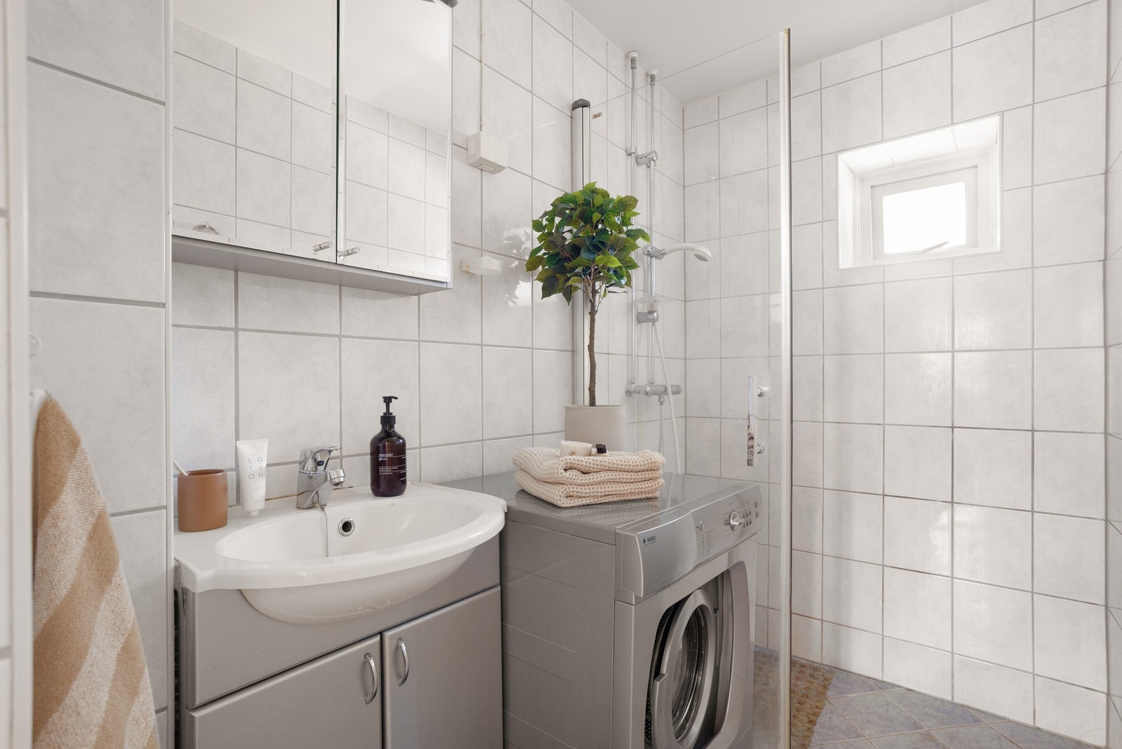 Badet er utstyrt med servant på baderomsinnredning, samt speilskap med belysning over. Galleribilde