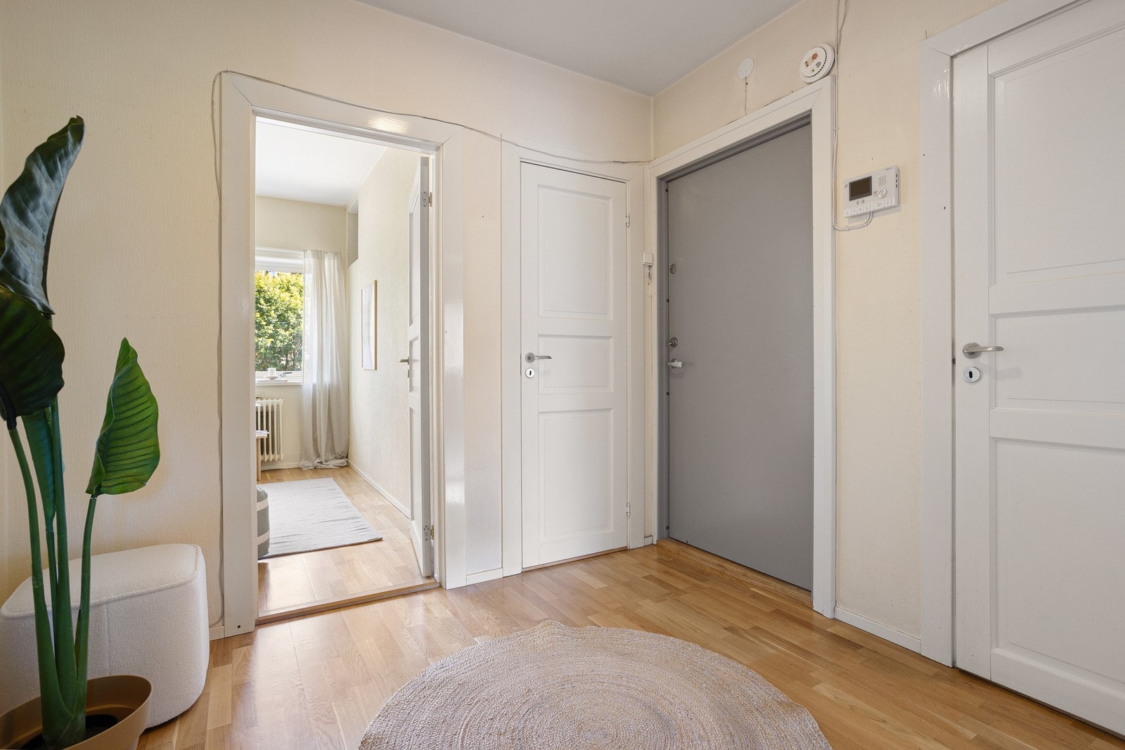 Her er det god plass til kommode, samt oppheng av yttertøy og sette fra seg sko før du trer videre inn i boligen. Galleribilde