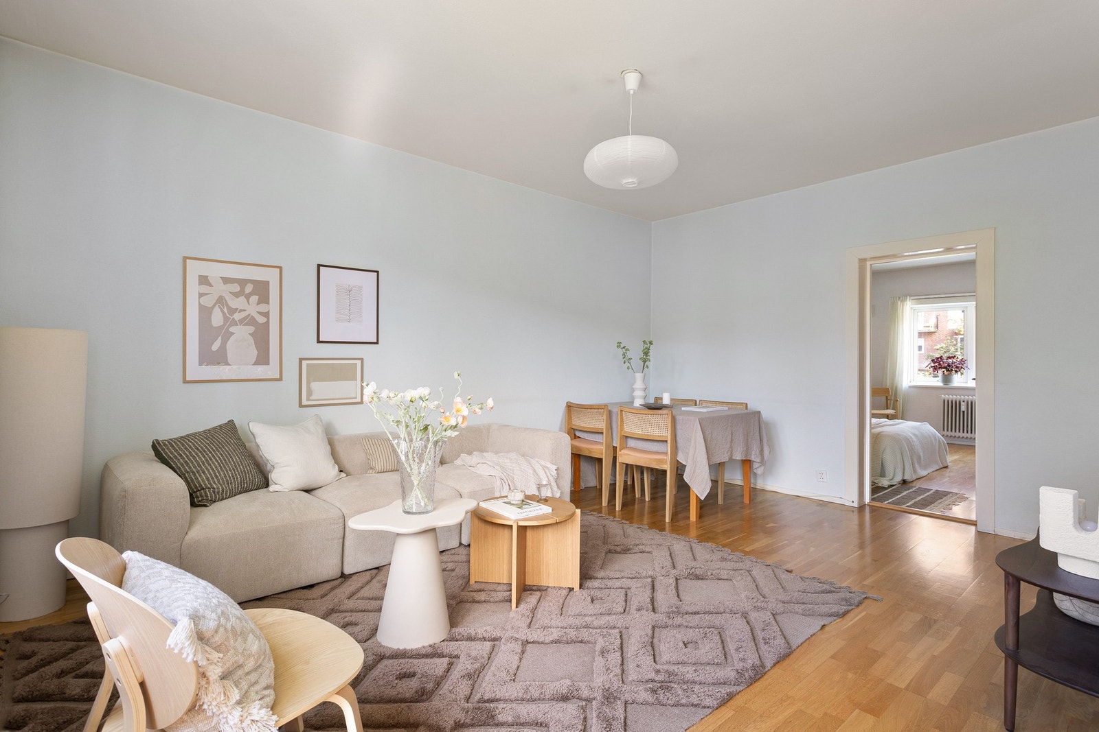 Praktisk planløsning på rommet gjør at det er god plass til sofagruppe med tilhørende møblement, i tillegg til stort spisebord. Galleribilde