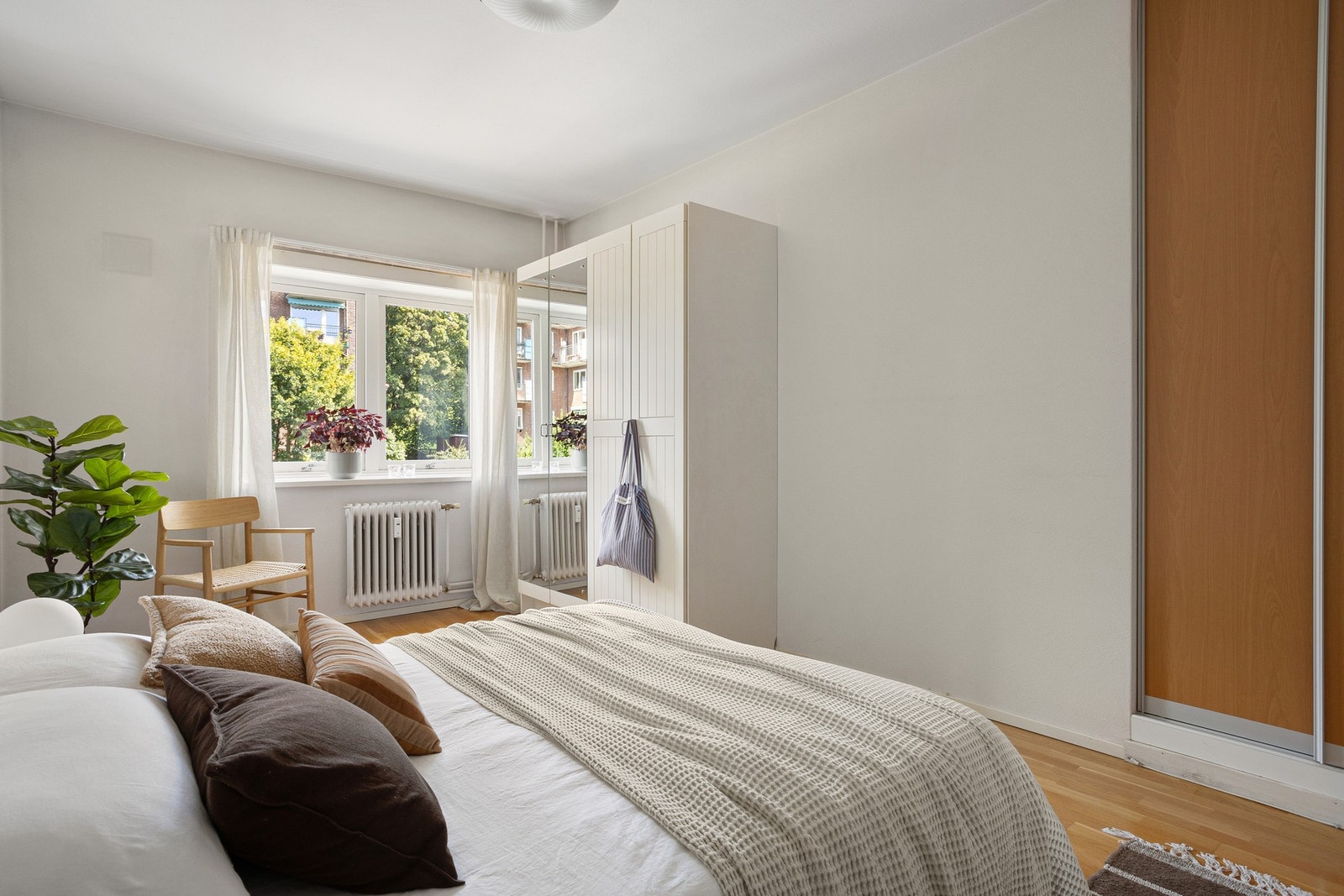 Hovedsoverommet har fin plass til en dobbeltseng med nattbord på begge sider. Galleribilde