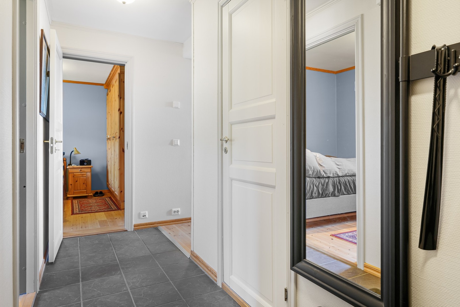 Velkommen inn! Leiligheten har en hyggelig entré/gang med fliser på gulv og malt glassfiberstrie på vegg. Det er elektriske varmekabler i gulv. Galleribilde