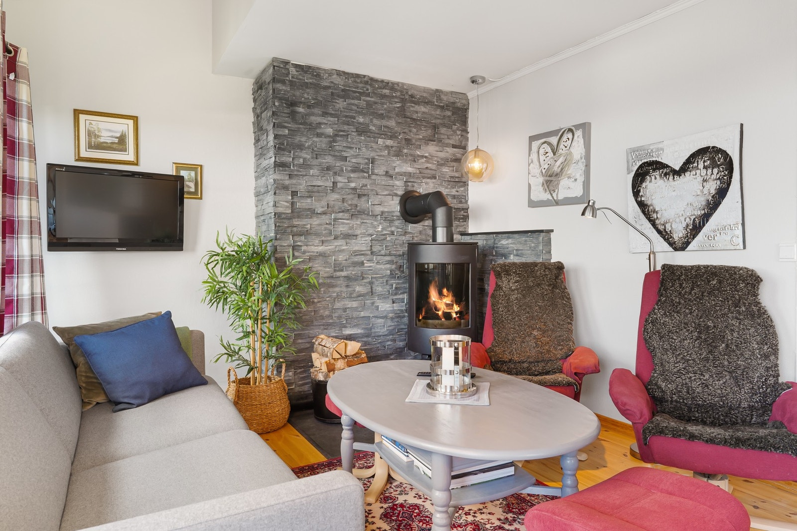 Gulvvarme og en peisovn i det ene hjørnet, sørger for ekstra komfort og hygge til stuen. Galleribilde