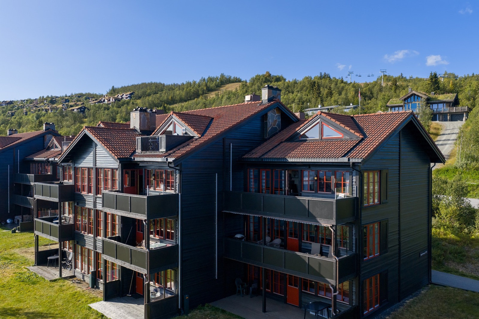 Med leiligheten følger en garasjeplass og kjellerbod i felles garasjeanlegg under bygget. Galleribilde