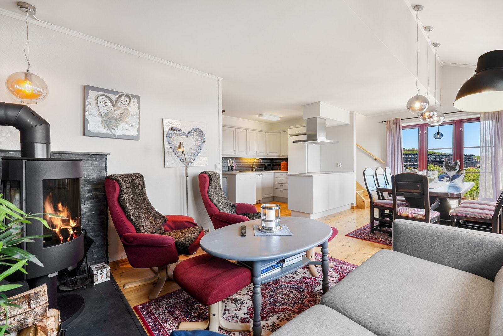 Stuen, spisestuen og kjøkkenet ligger i åpen løsning, noe som gjør dette til et hyggelig og sosialt rom. Galleribilde