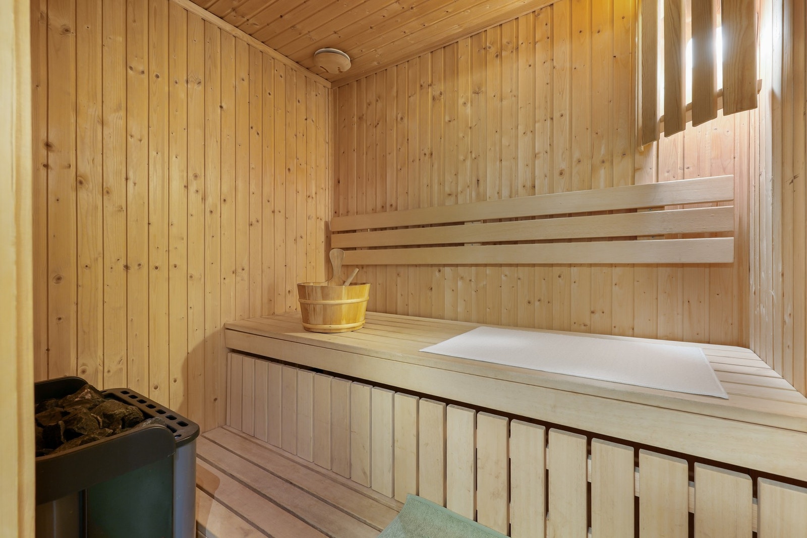 I tillegg har badet i hovedetasjen direkte adkomst til badstue samt opplegg for vaskemaskin. Galleribilde