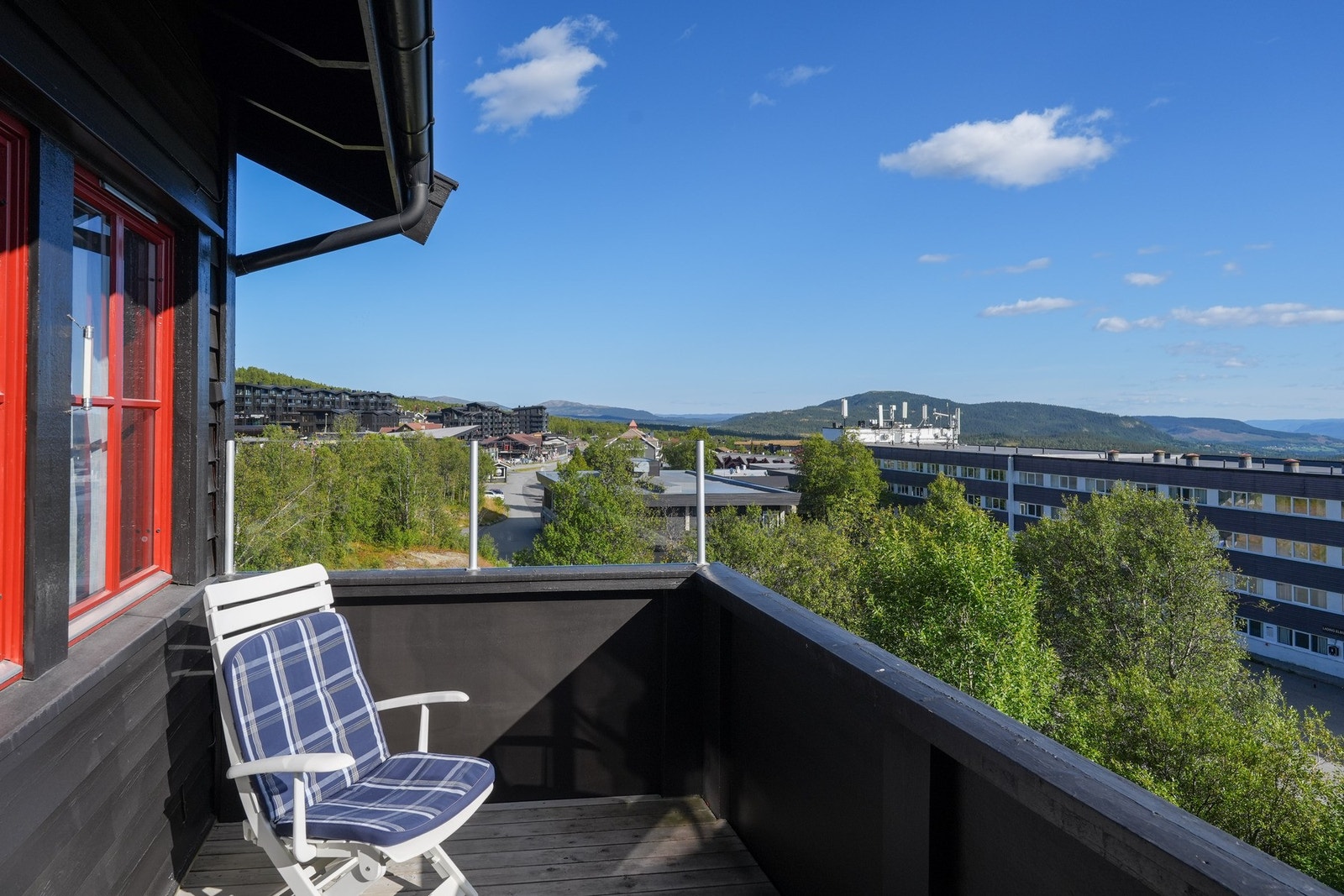 Leiligheten har en sydvendt balkong på 14 kvm med svært gode solforhold og flott utsikt mot fjellene og nærområdet. Galleribilde