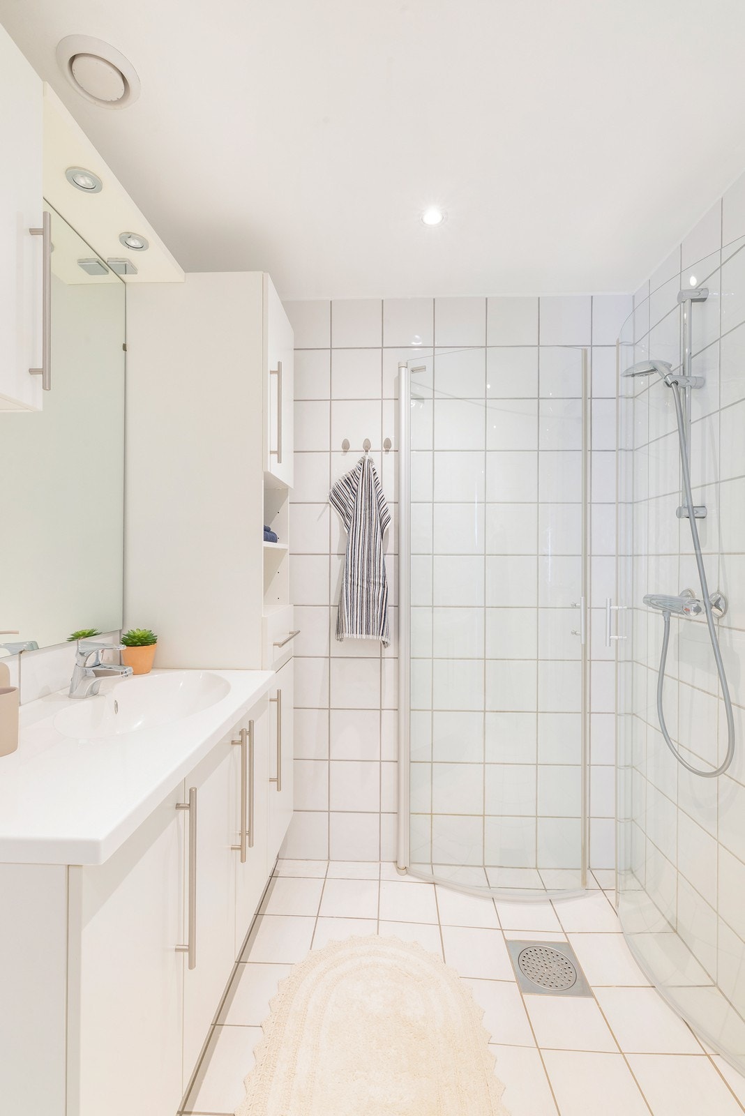 Badet har praktisk innredning med skapplass og god plass til daglig bruk. Galleribilde