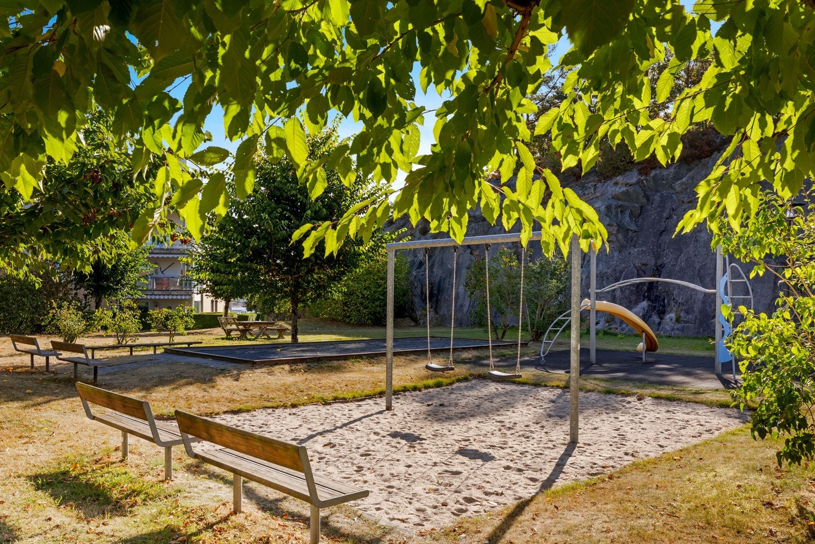 Trivelige fellesarealer med lekeplass, sittegrupper og gode muligheter for sosialt samvær. Galleribilde