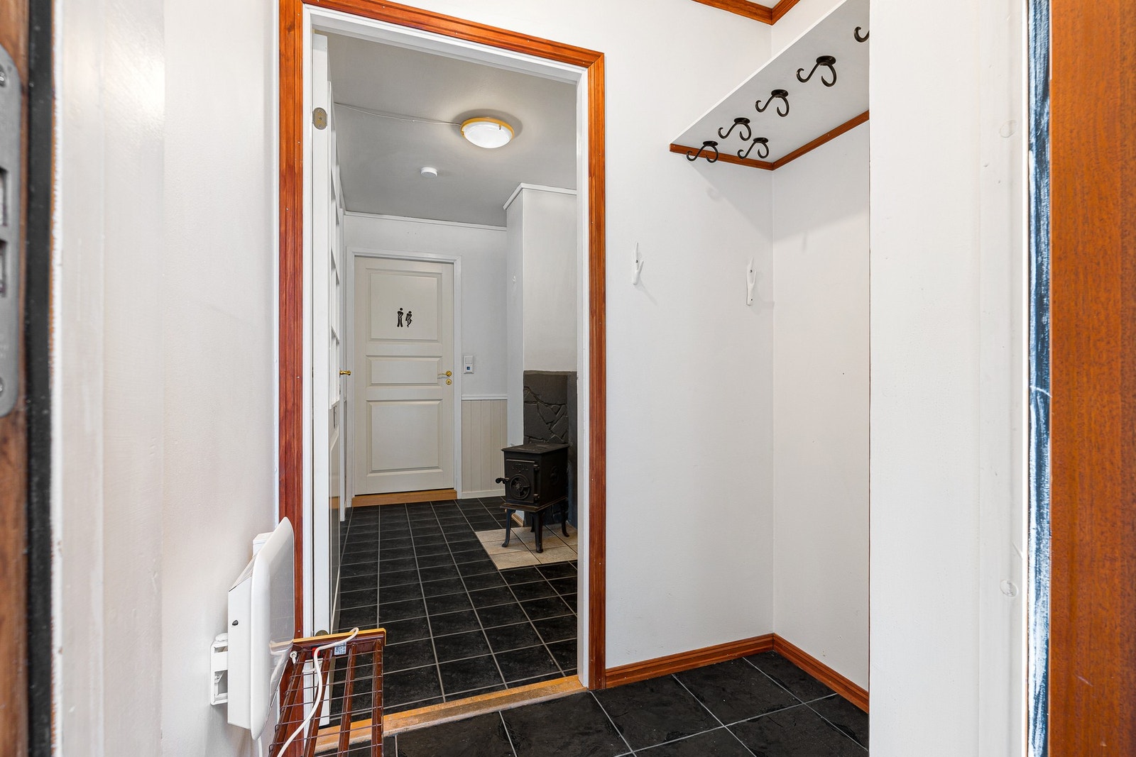 Det er flislagt gulv i entré og gang. Galleribilde