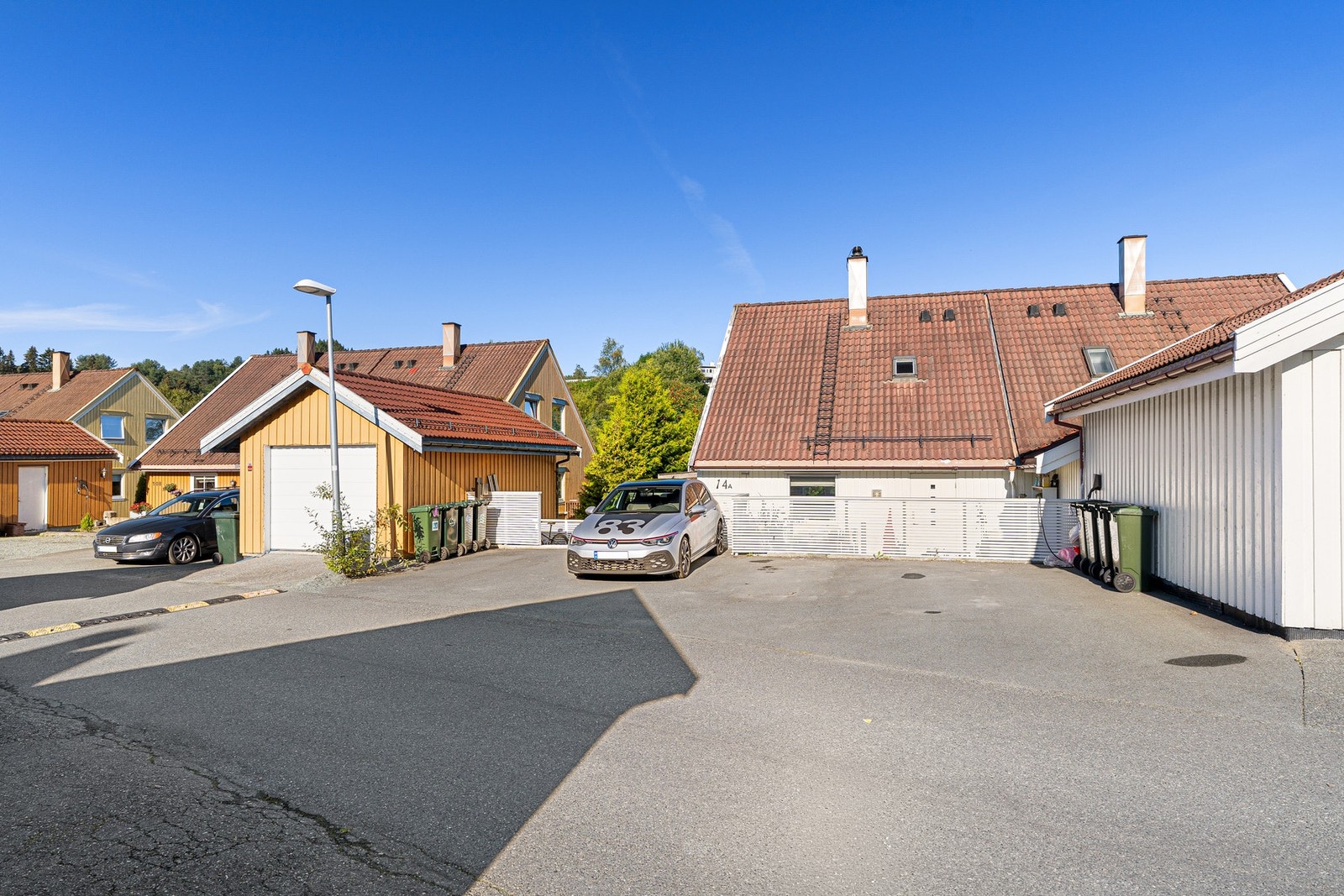 Parkering på egen tomt foran boligen. Det er flere gjesteparkeringsmuligheter i Grendalaget. Galleribilde