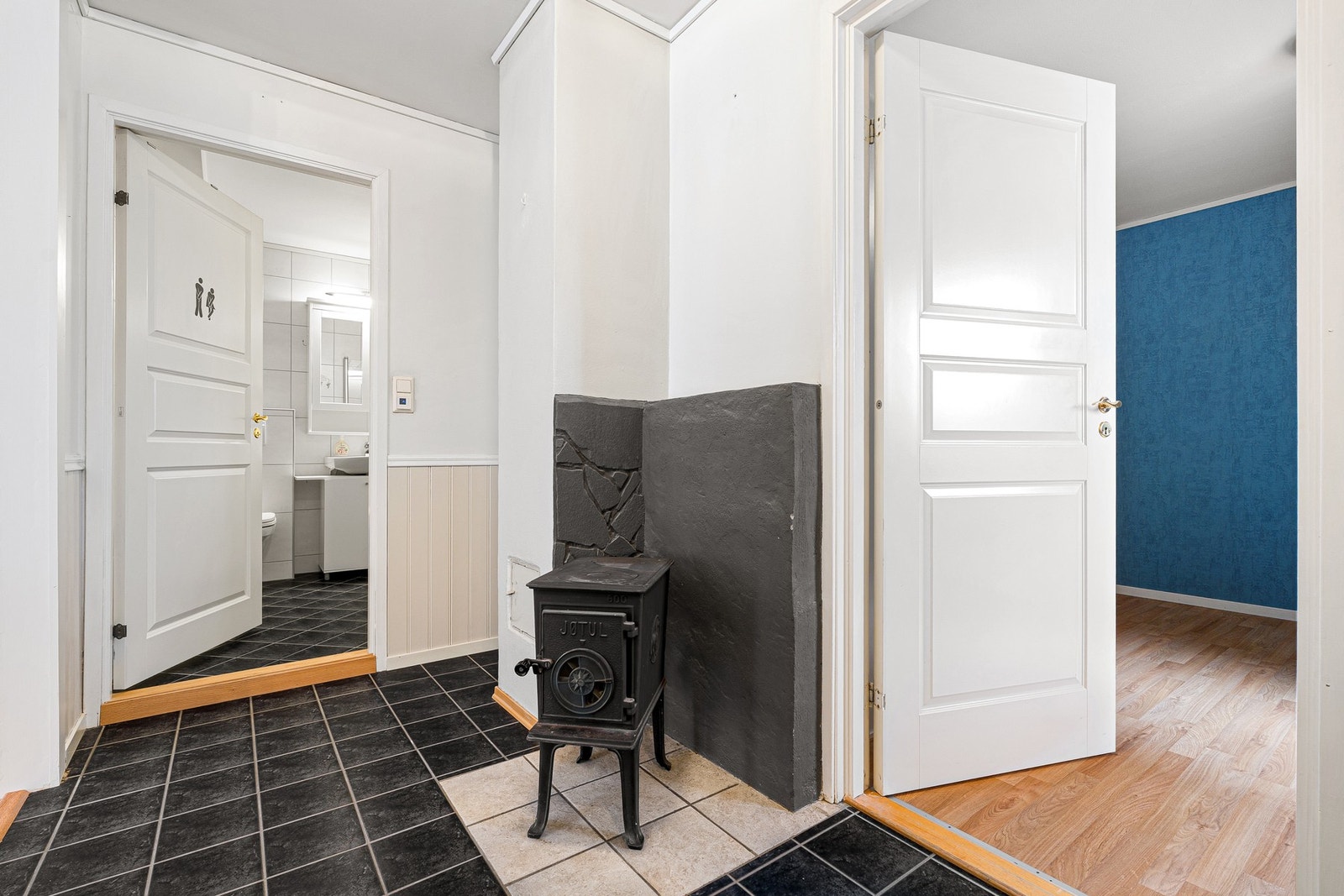 Innbydende gang med vedfyring. Galleribilde