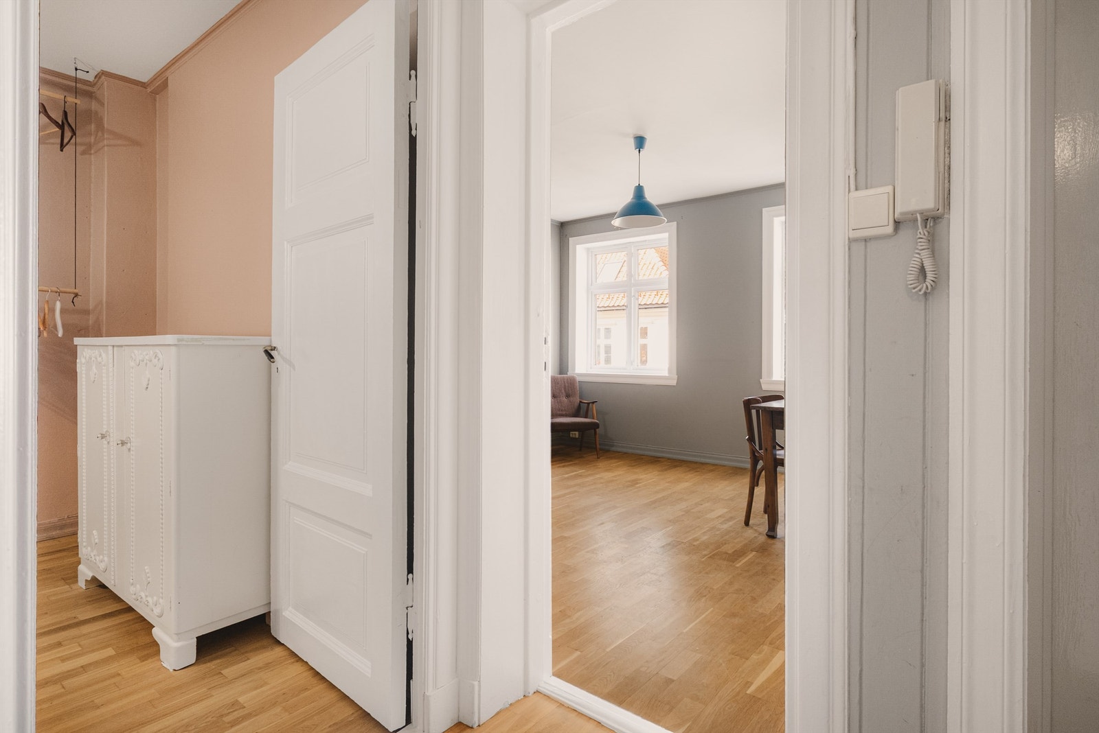Entréen har plass til yttertøy og binder sammen leilighetens rom. Galleribilde