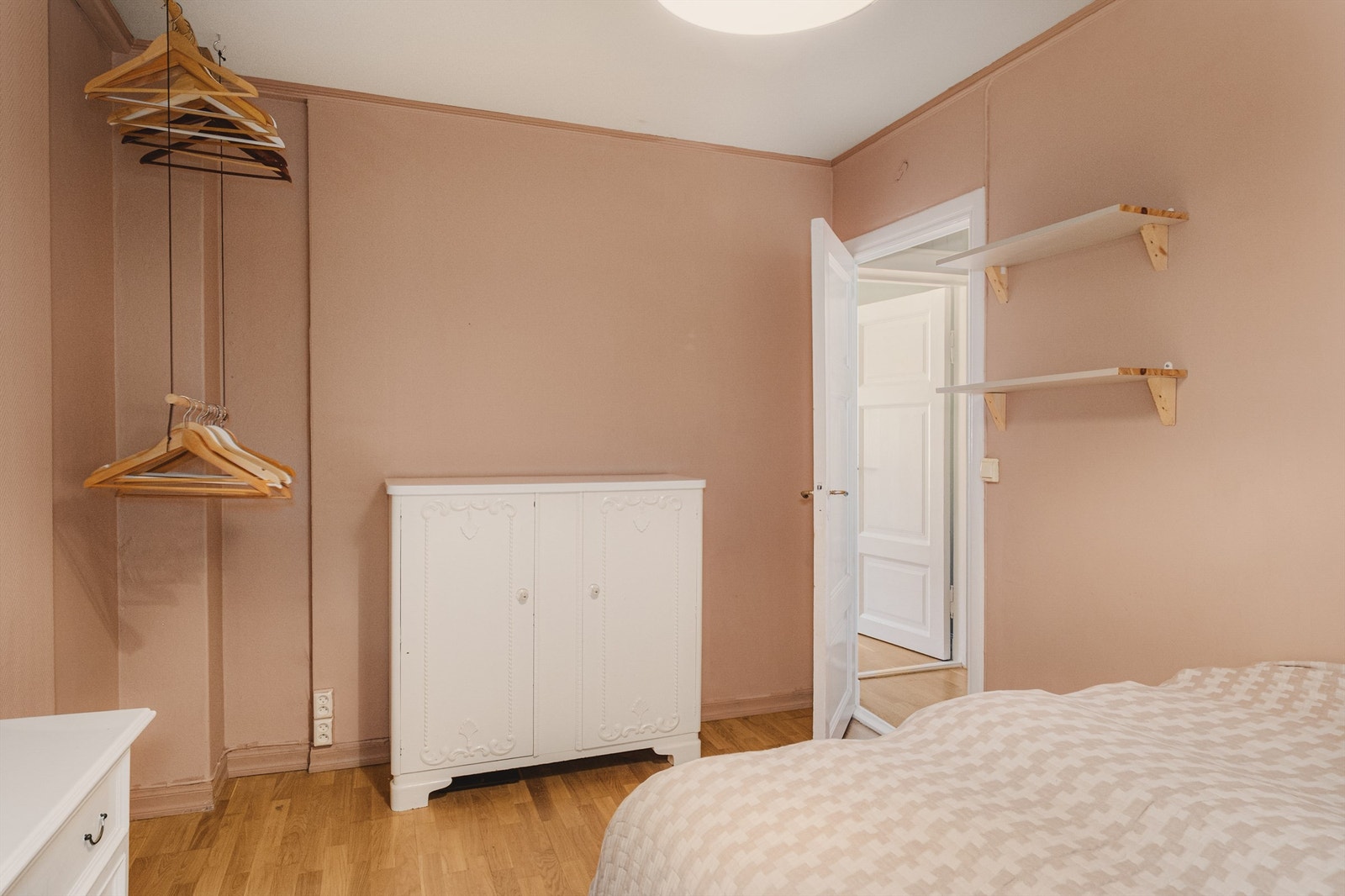 Rommet har god plass til kommode eller annen oppbevaring. Galleribilde