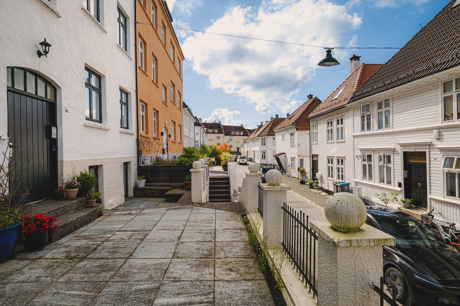Sameiet har en felles, hellelagt uteplass med gode solforhold. Galleribilde