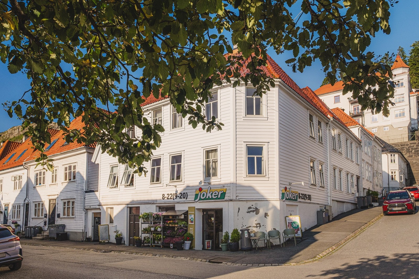 Dagligvarebutikken Joker ligger kun ett minutts gange unna. Galleribilde