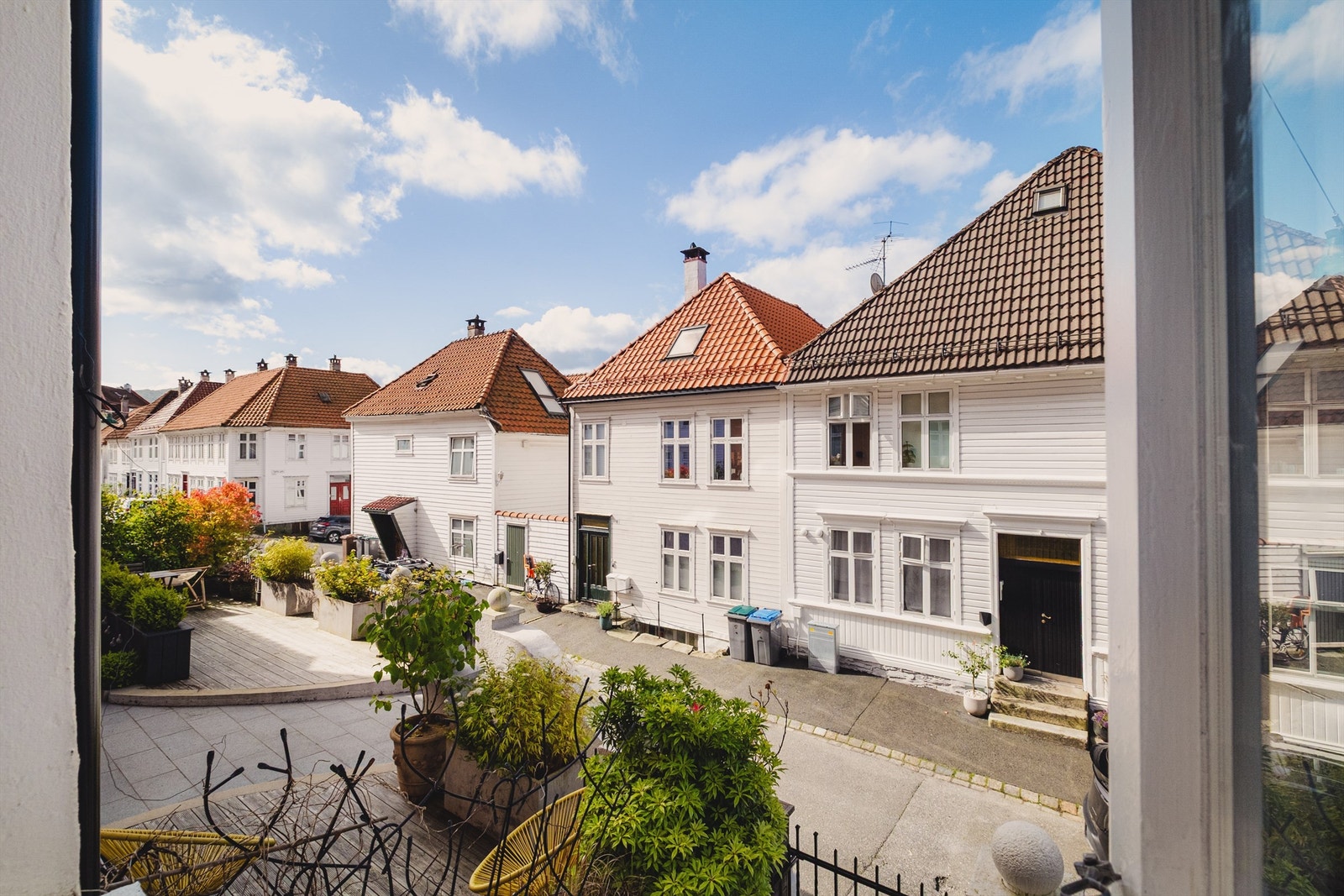 Sandviken er kjent for sine vakre, hvitmalte og karakteristiske bergenshus, som gir området et særegent historisk preg og en unik sjarm. Galleribilde