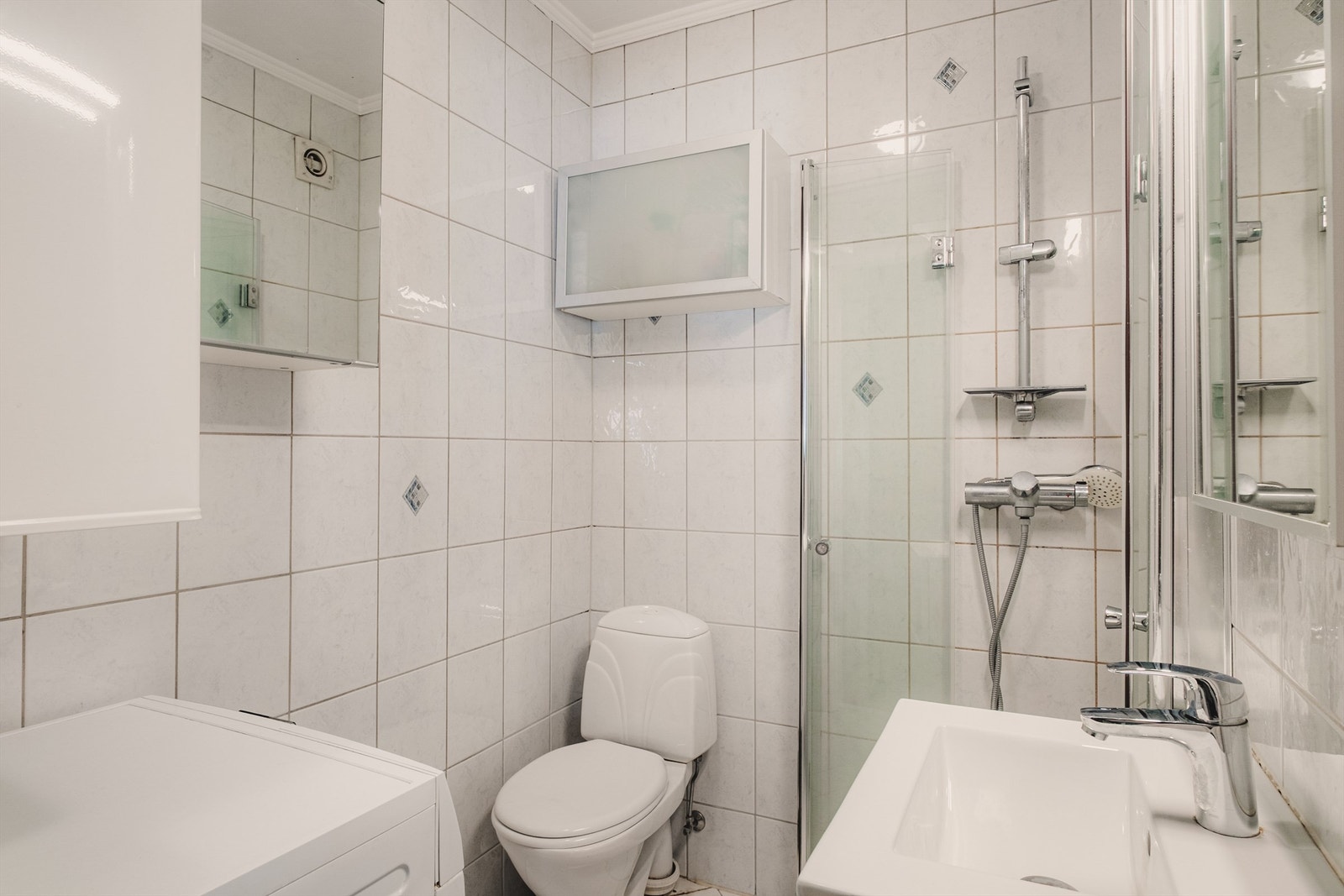 Helfliset bad med gulvvarme. Badet har fått TG3 i tilstandsrapporten, og rehabilitering må påregnes. Galleribilde