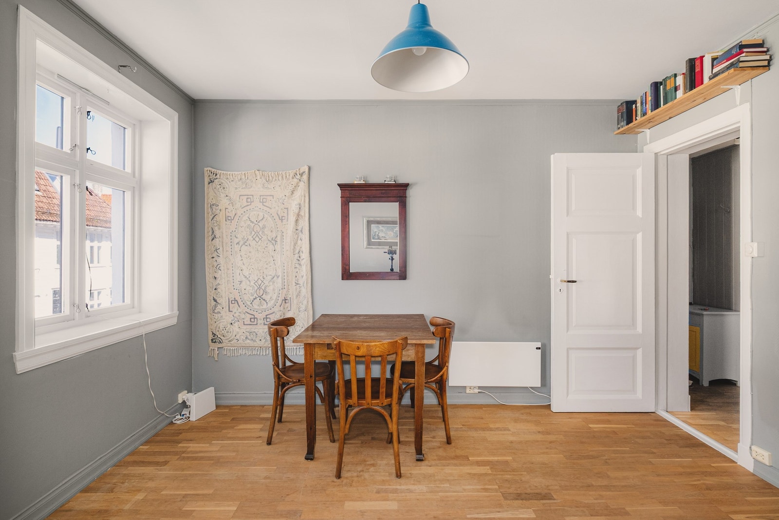 Stuen har plass til både spisebord og en egen sofakrok. Galleribilde